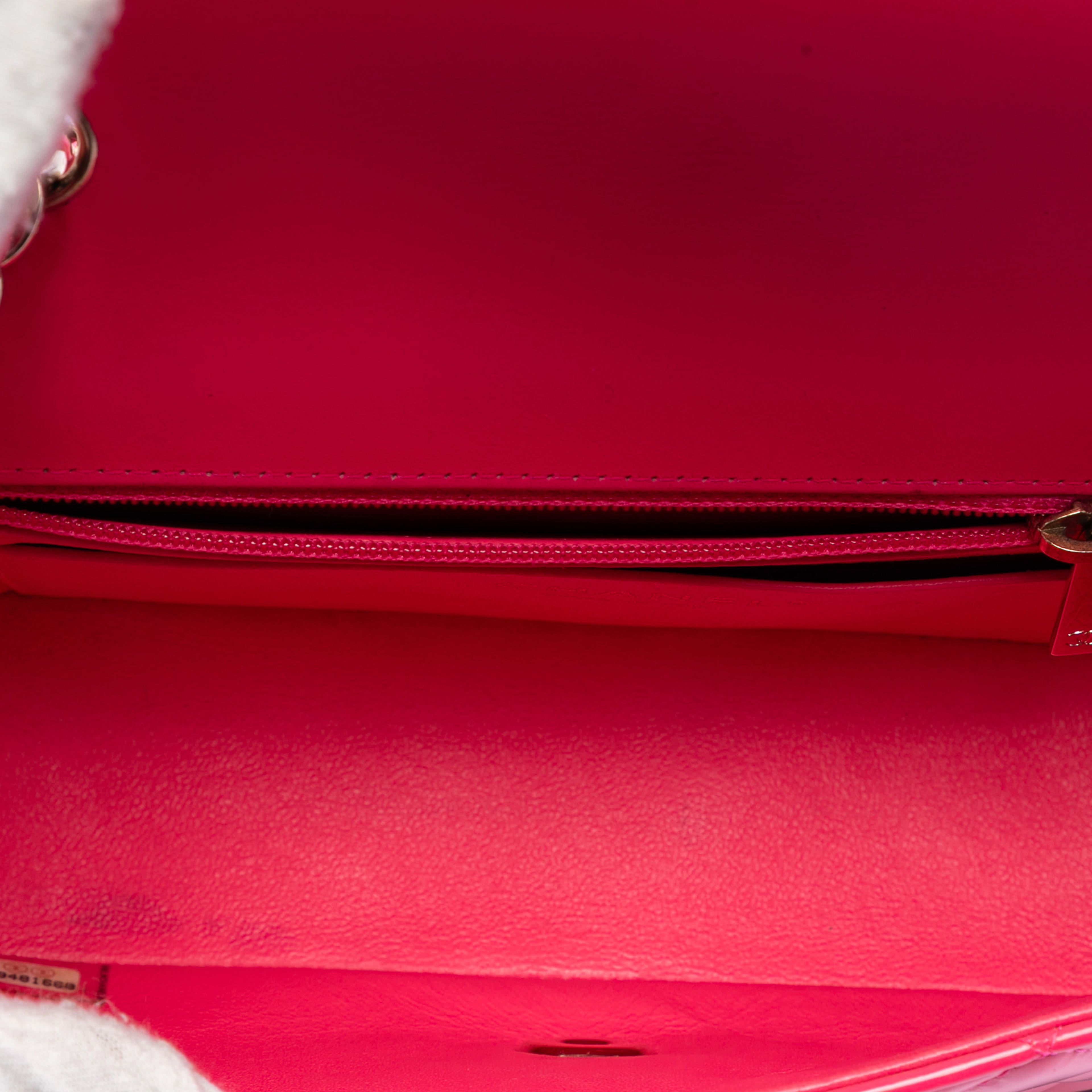 Chanel Mini Rectangular Classic Patent Single Flap, från Luxclusif, i färgen hot pink. Klicka för att öppna bilden i stort format