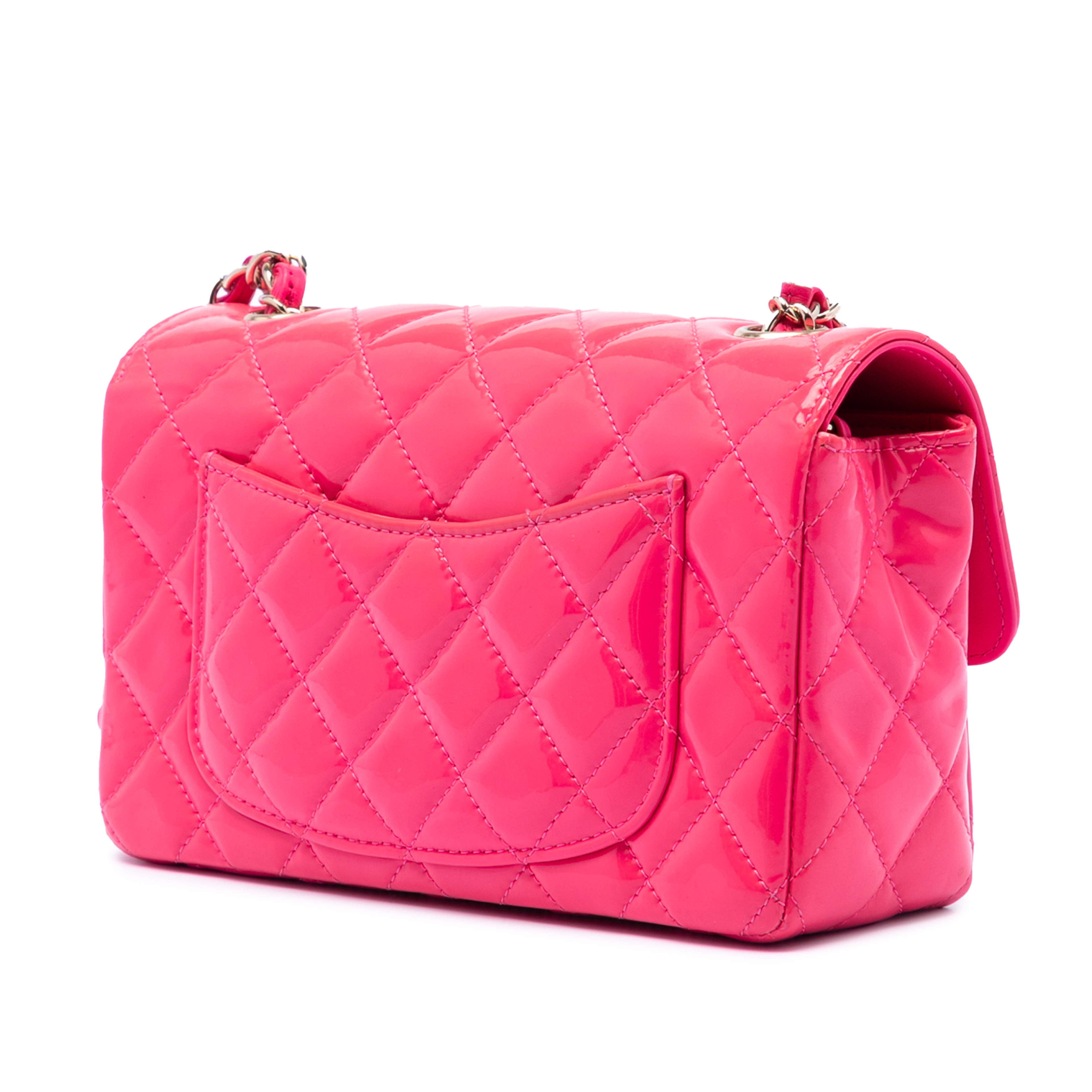 Chanel Mini Rectangular Classic Patent Single Flap, från Luxclusif, i färgen hot pink. Klicka för att öppna bilden i stort format
