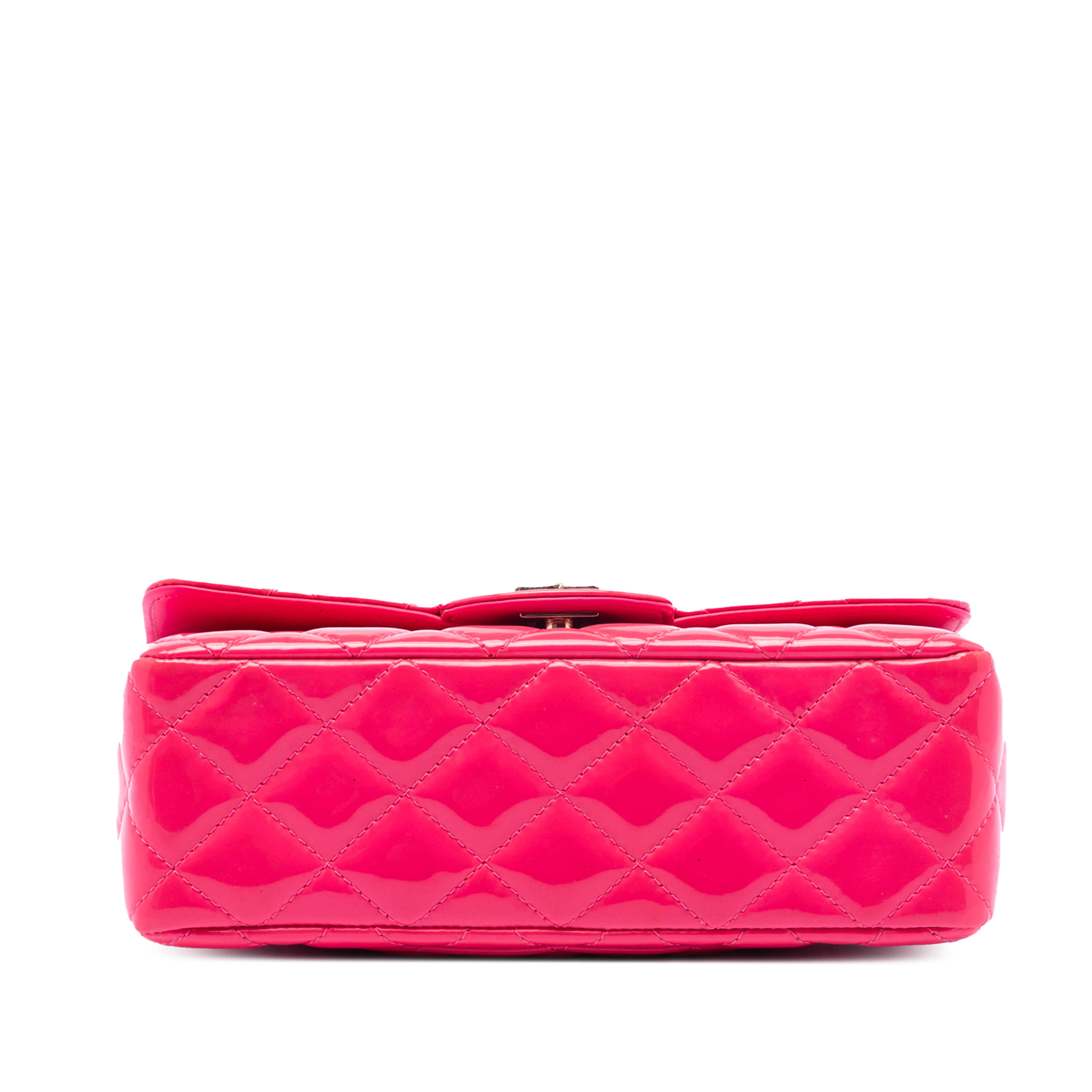 Chanel Mini Rectangular Classic Patent Single Flap, från Luxclusif, i färgen hot pink. Klicka för att öppna bilden i stort format