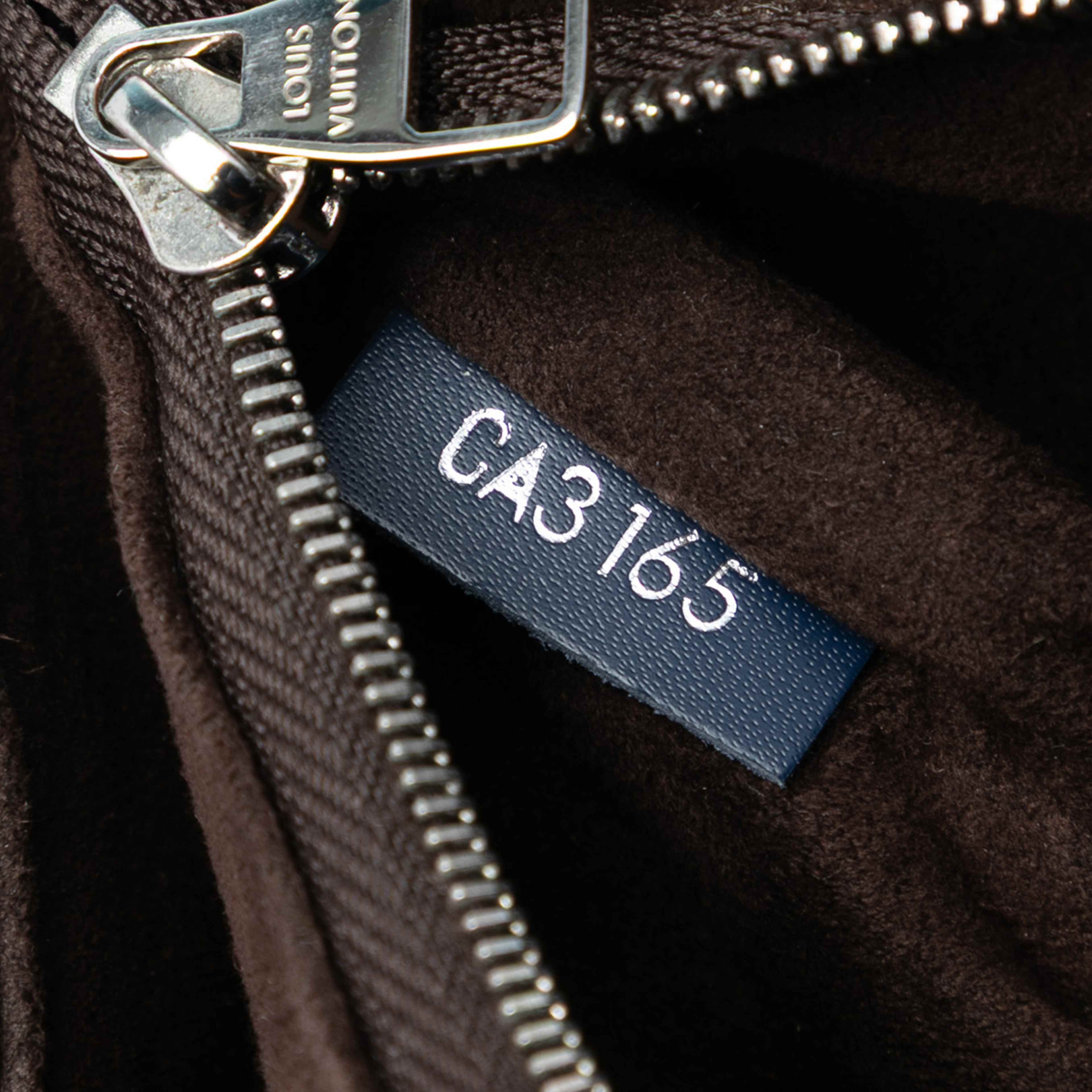 Louis Vuitton Epi Cluny Bb, från Luxclusif, i färgen dark blue. Klicka för att öppna bilden i stort format