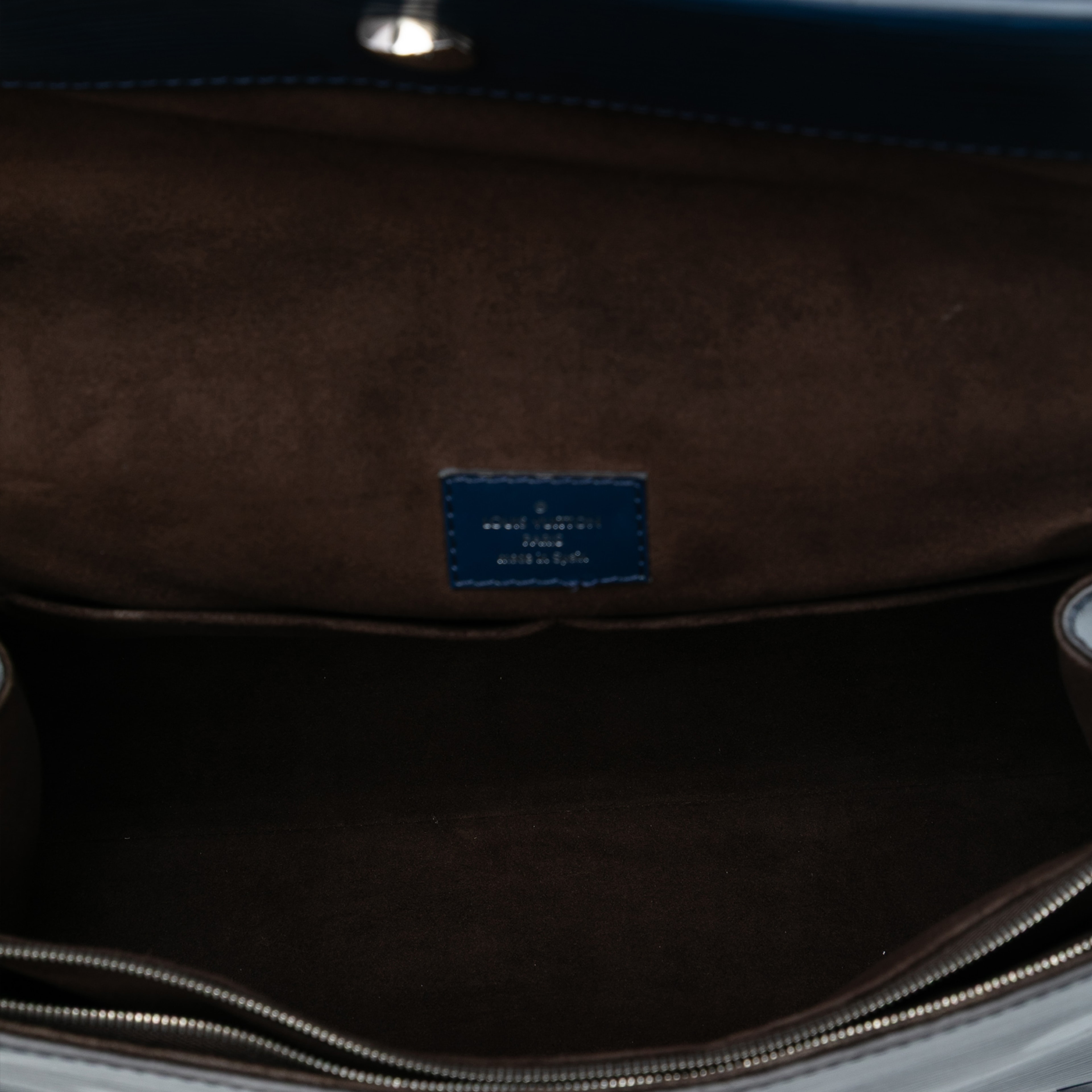 Louis Vuitton Epi Cluny Bb, från Luxclusif, i färgen dark blue. Klicka för att öppna bilden i stort format