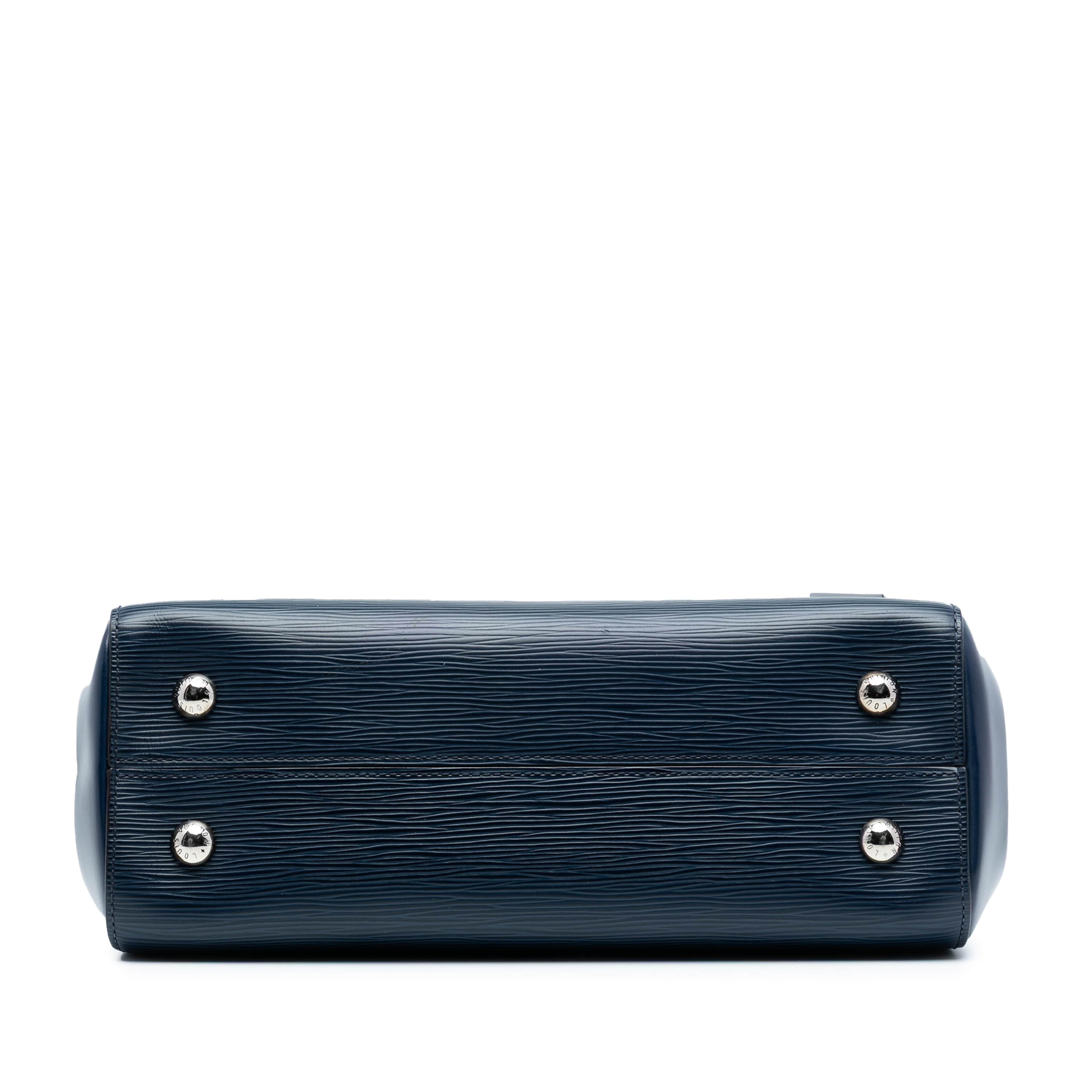 Louis Vuitton Epi Cluny Bb, från Luxclusif, i färgen dark blue. Klicka för att öppna bilden i stort format