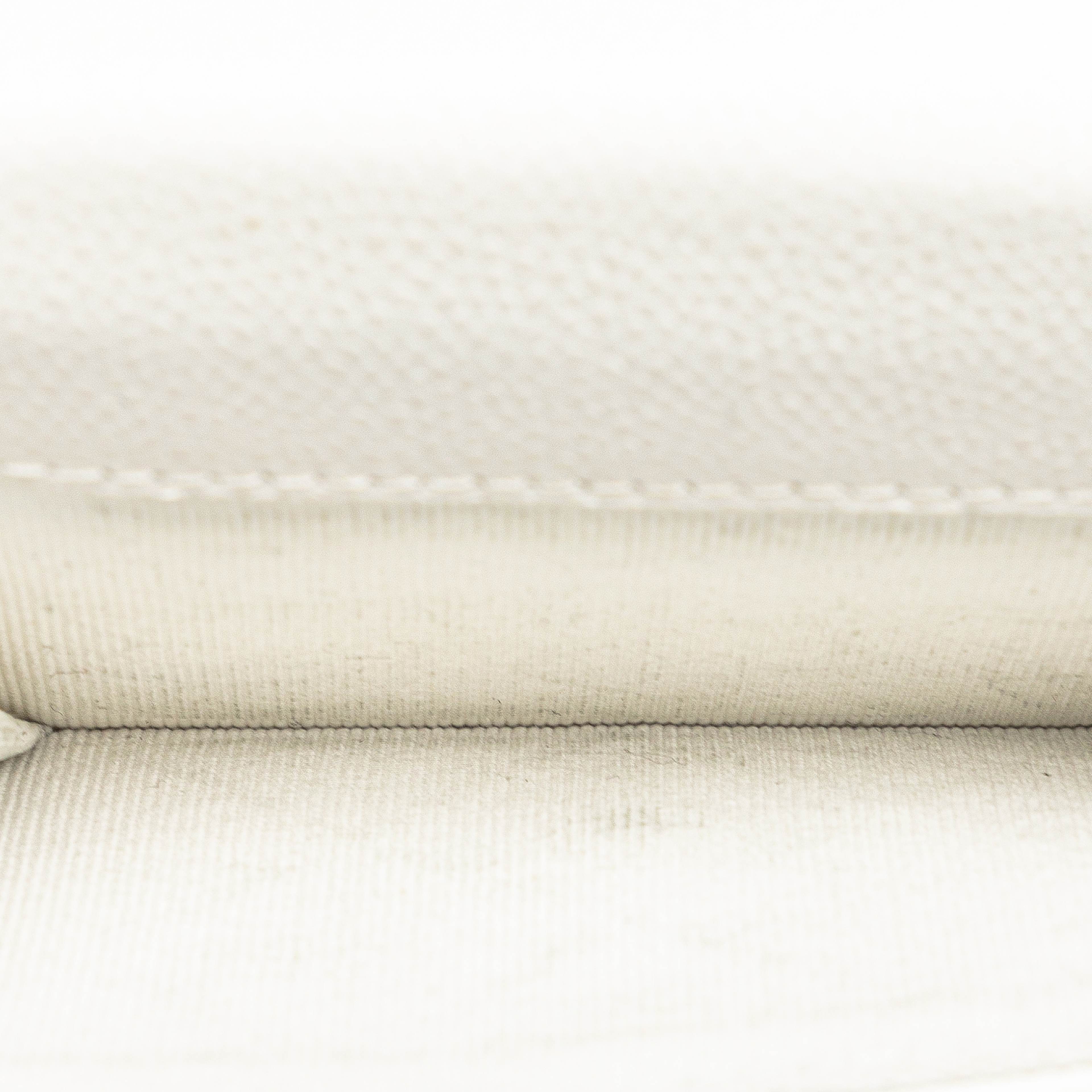 Chanel Cc Quilted Caviar Trifold Flap Wallet, från Luxclusif, i färgen ivory. Klicka för att öppna bilden i stort format
