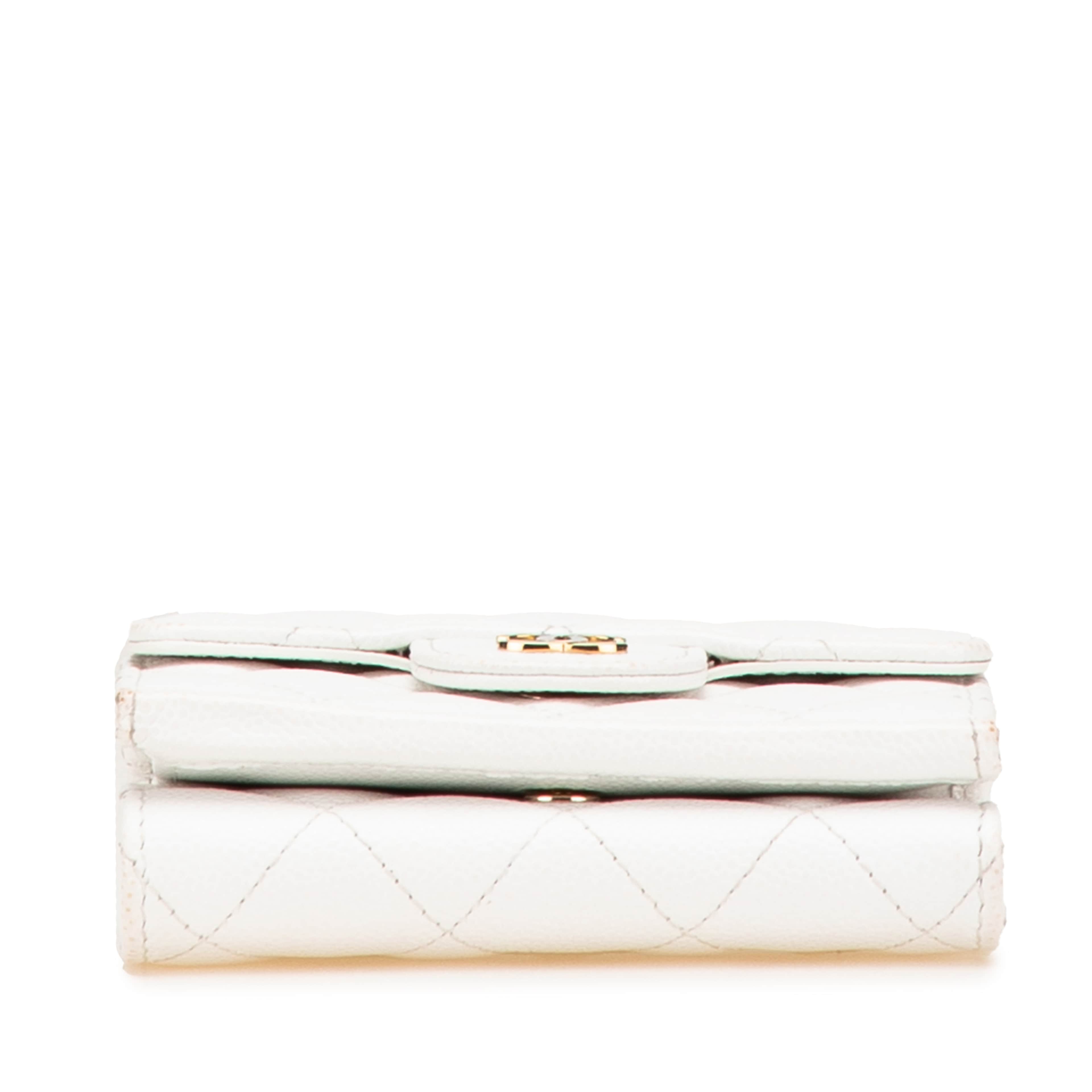Chanel Cc Quilted Caviar Trifold Flap Wallet, från Luxclusif, i färgen ivory. Klicka för att öppna bilden i stort format