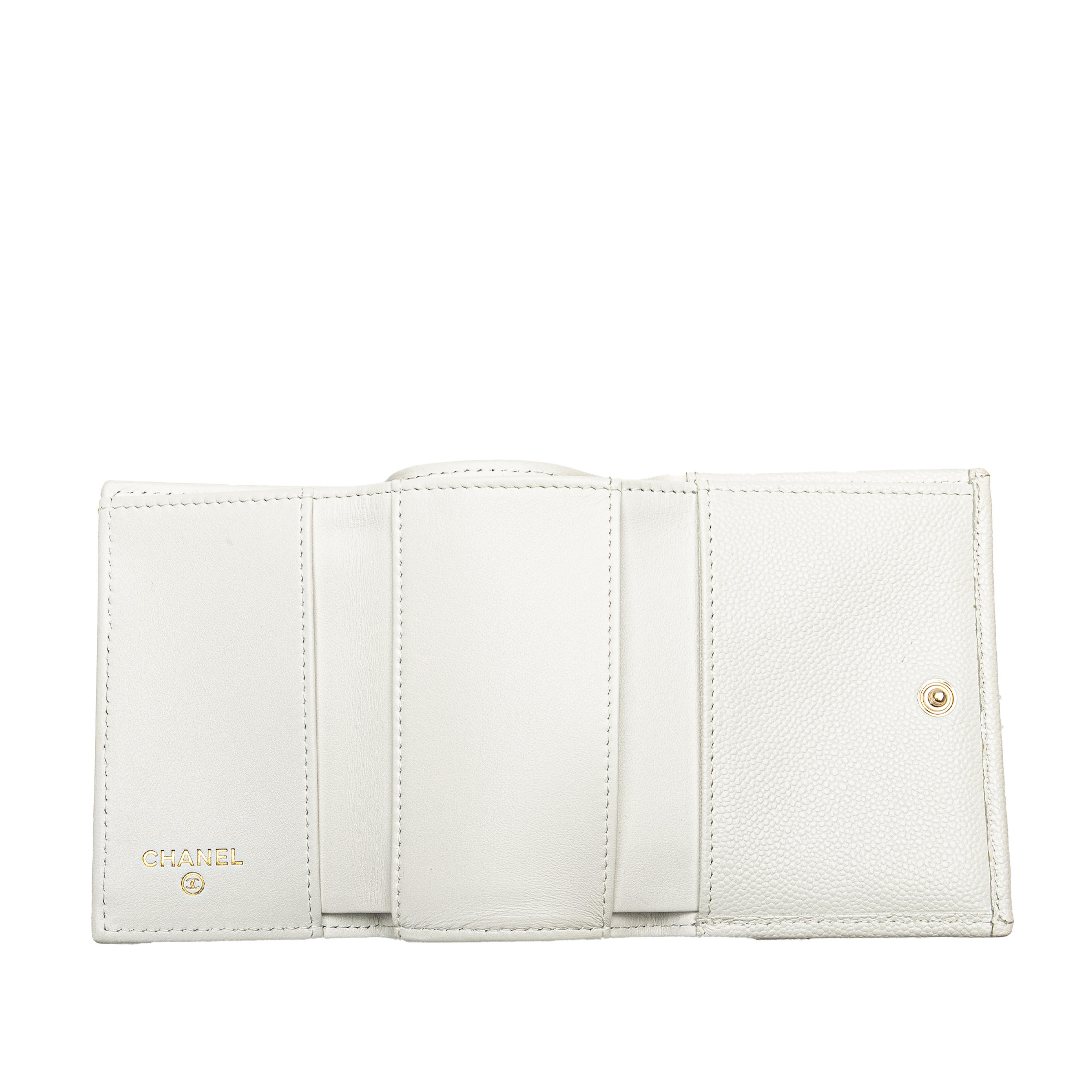 Chanel Cc Quilted Caviar Trifold Flap Wallet, från Luxclusif, i färgen ivory. Klicka för att öppna bilden i stort format