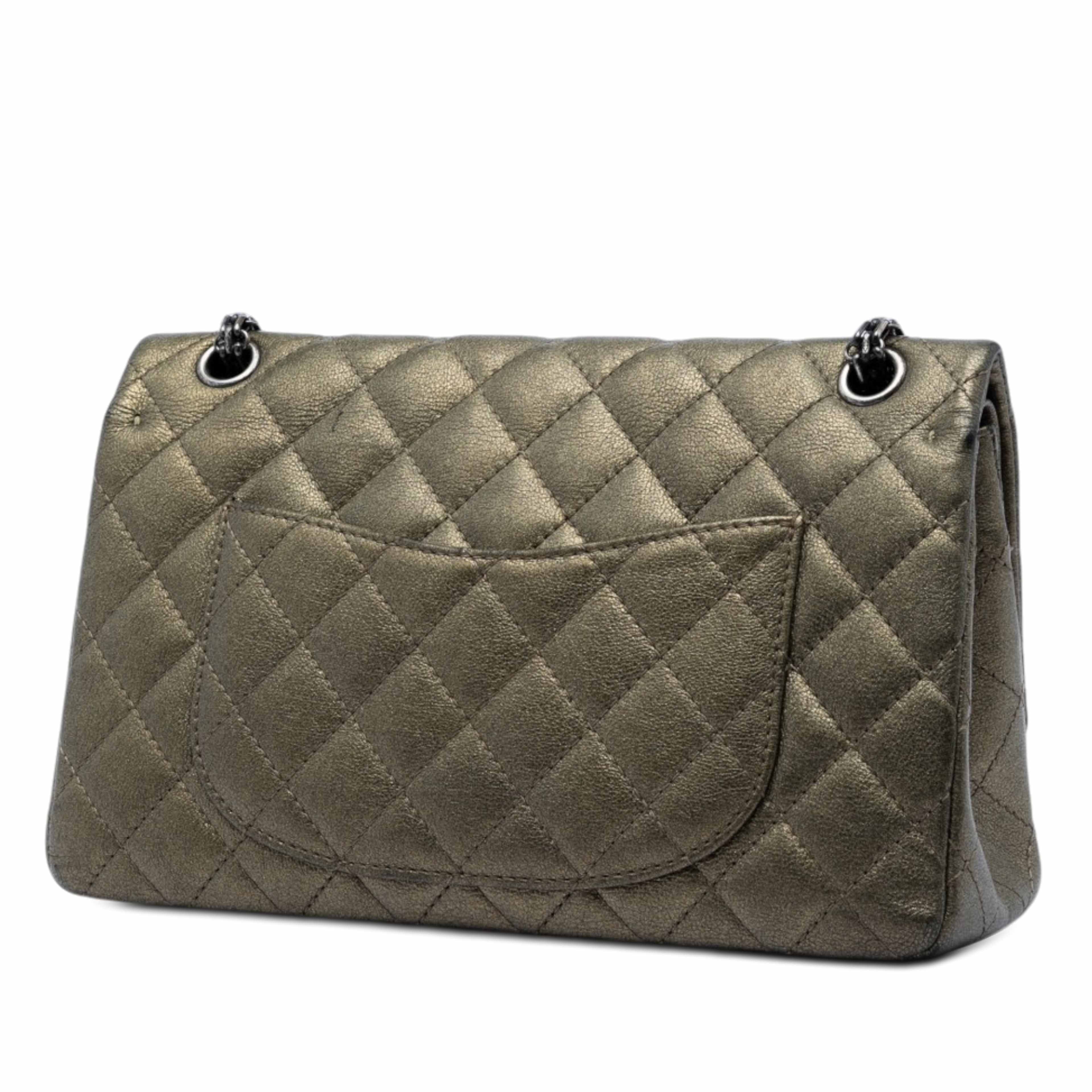 Chanel Quilted Metallic Aged Calfskin Reissue 2.55 Double Flap 226, från Luxclusif, i färgen brun. Klicka för att öppna bilden i stort format