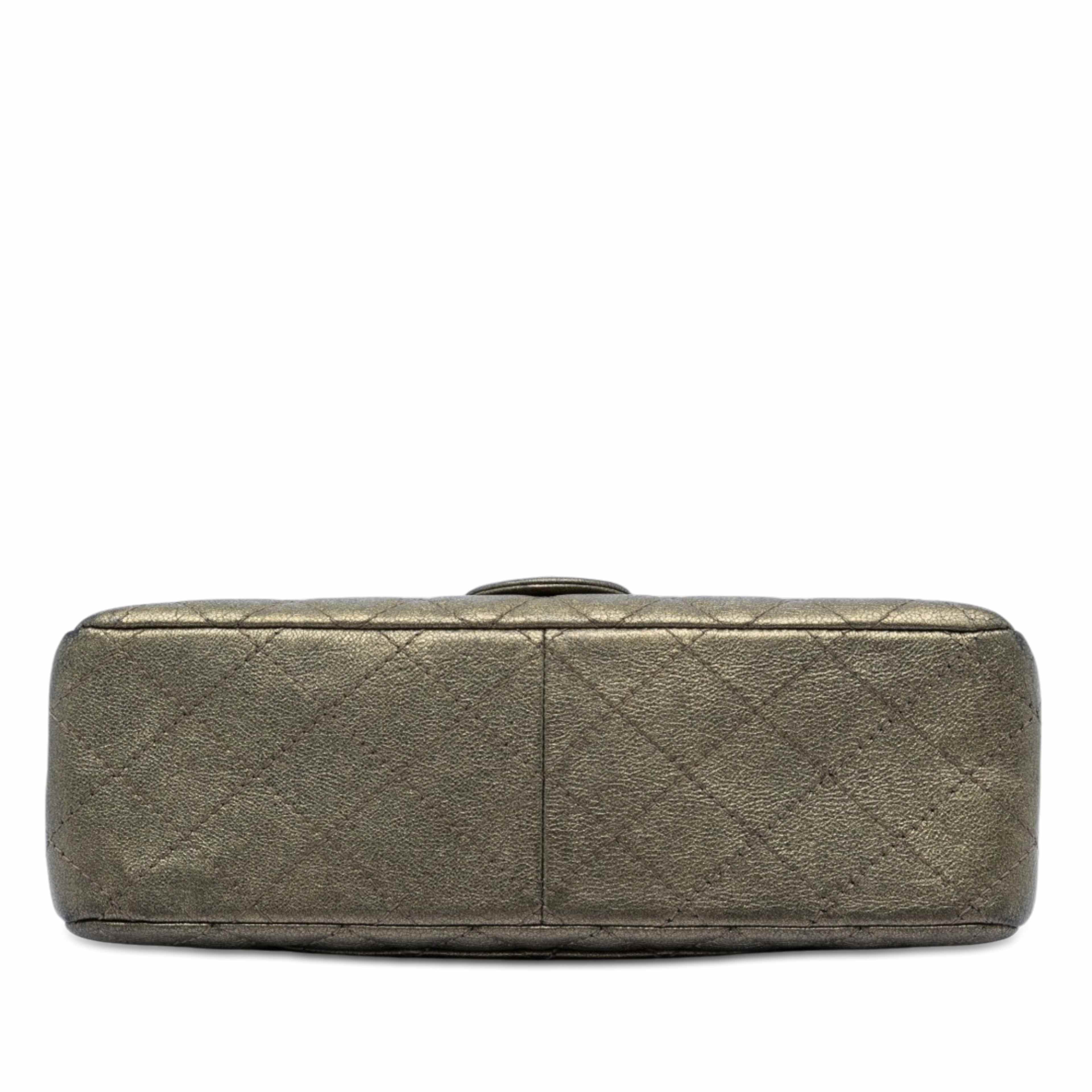 Chanel Quilted Metallic Aged Calfskin Reissue 2.55 Double Flap 226, från Luxclusif, i färgen brun. Klicka för att öppna bilden i stort format