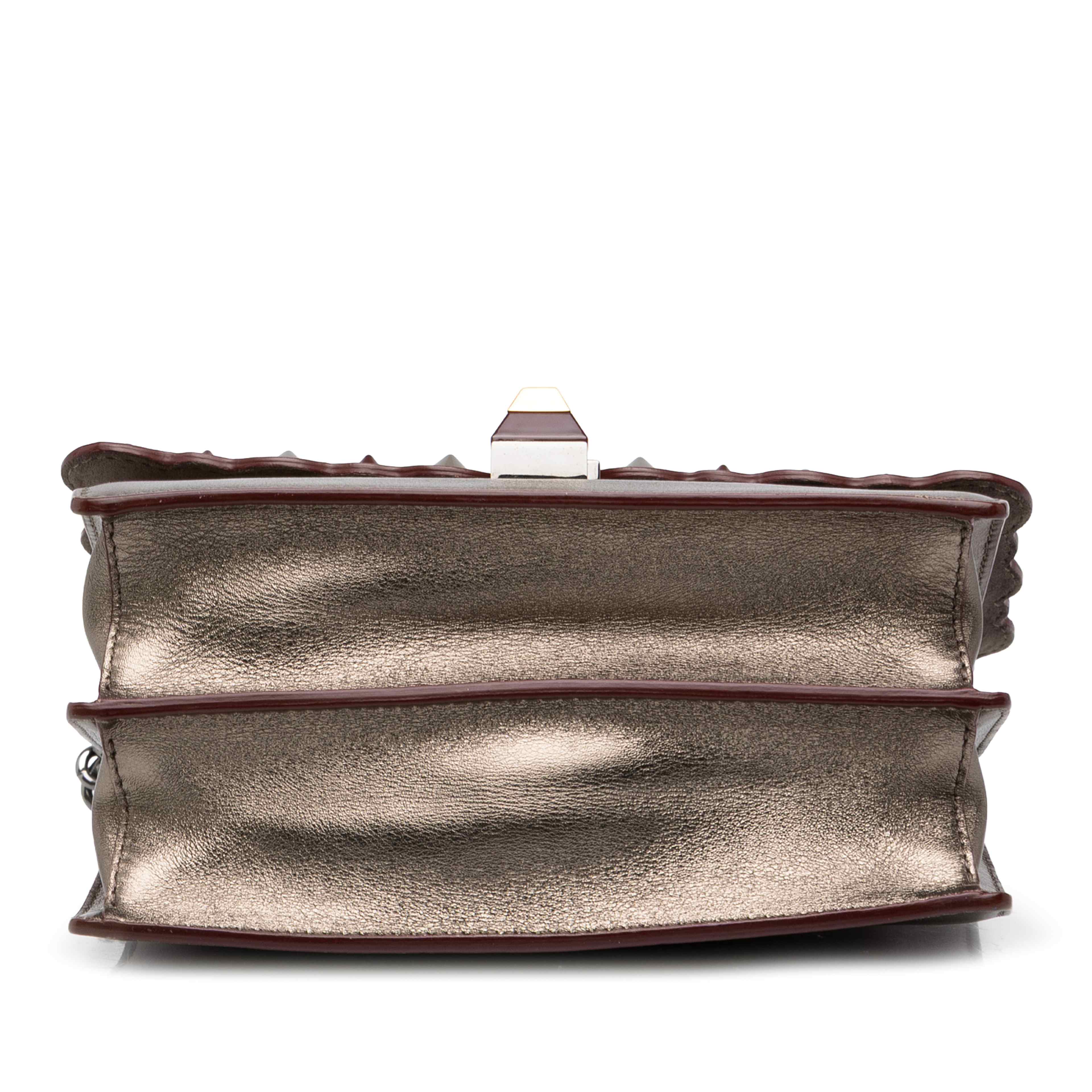 Fendi Mini Scalloped Metallic Studded Leather Kan I Crossbody, från Luxclusif, i färgen guld. Klicka för att öppna bilden i stort format