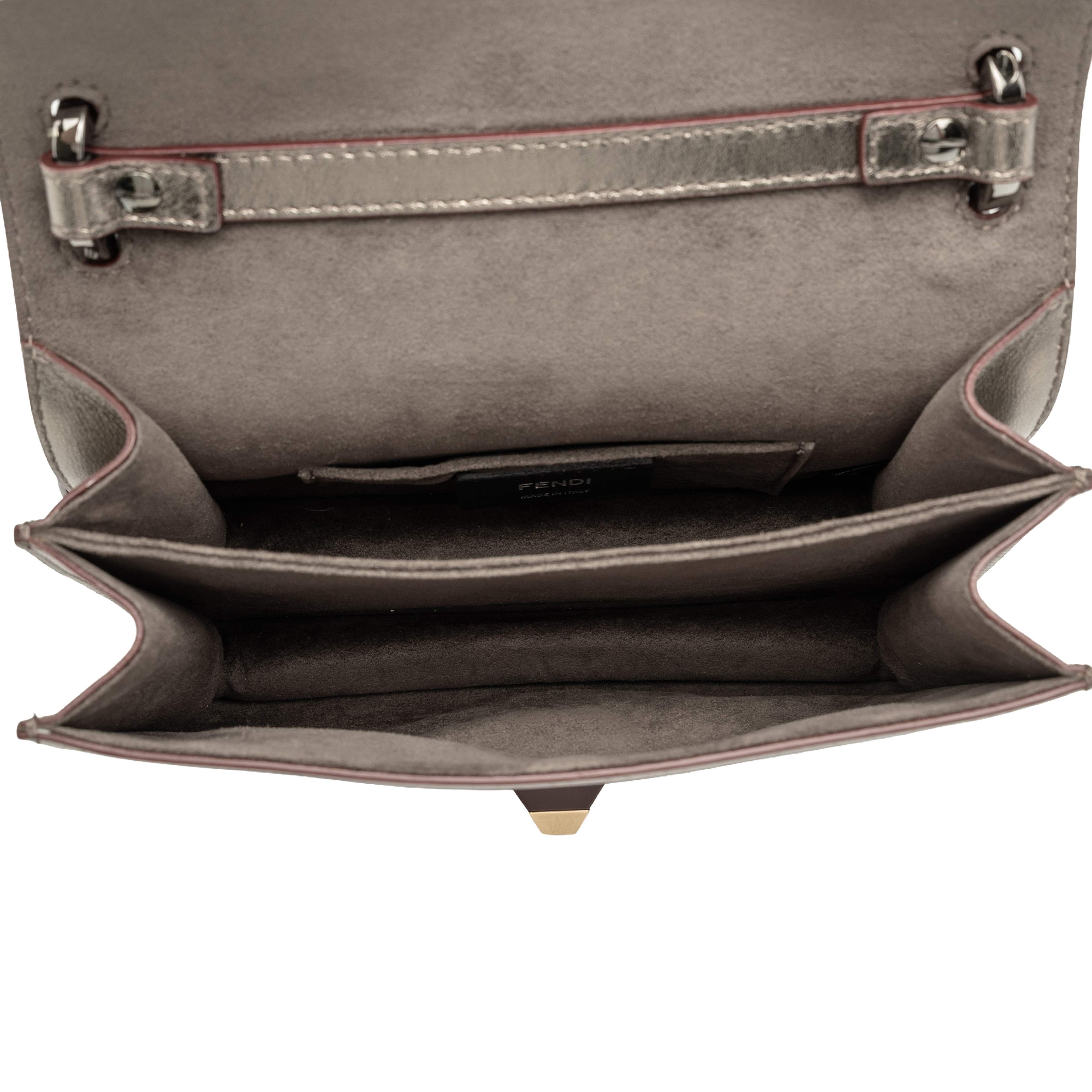 Fendi Mini Scalloped Metallic Studded Leather Kan I Crossbody, från Luxclusif, i färgen guld. Klicka för att öppna bilden i stort format