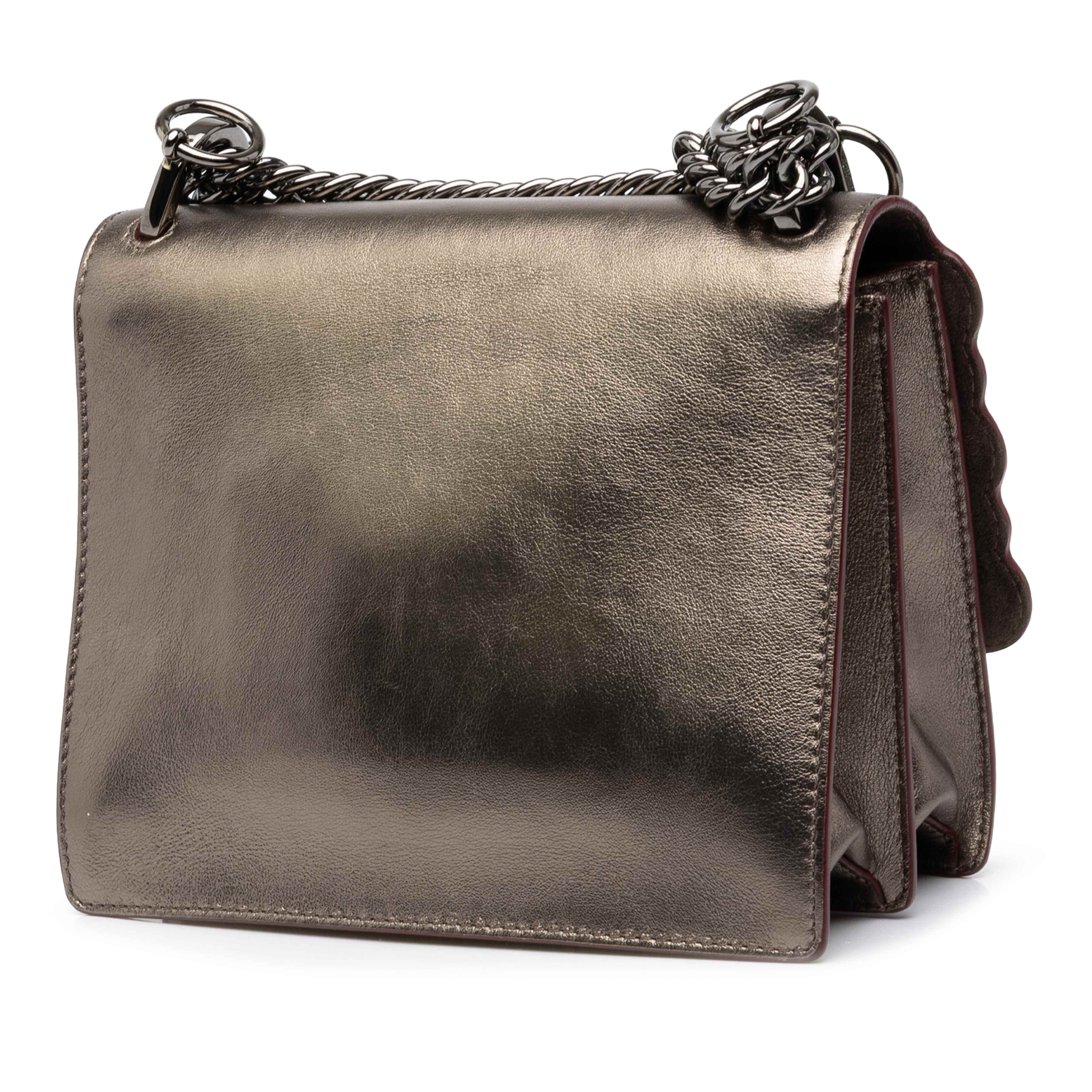 Fendi Mini Scalloped Metallic Studded Leather Kan I Crossbody, från Luxclusif, i färgen guld. Klicka för att öppna bilden i stort format
