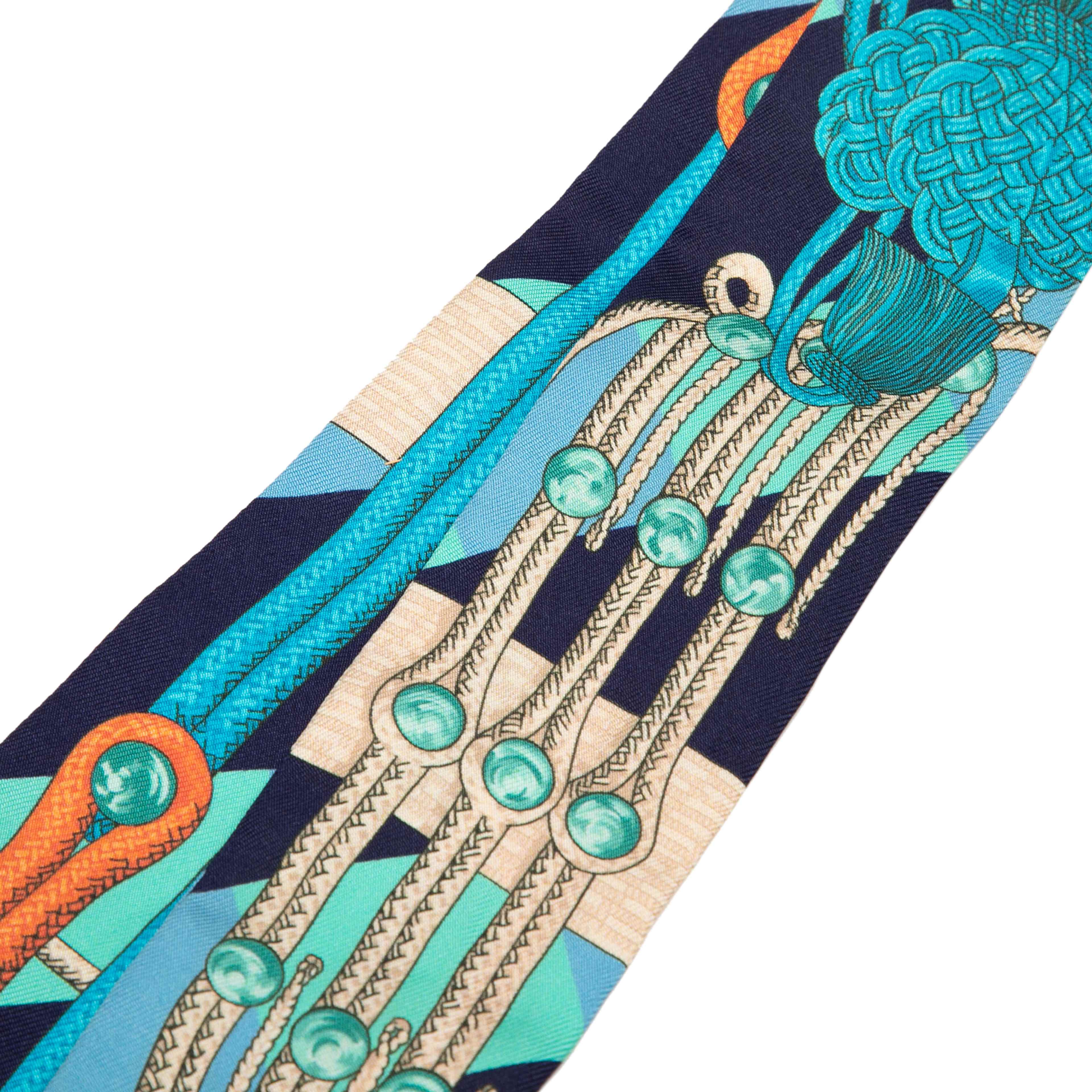 Hermès Objets De Curiosite Silk Twilly Scarf, från Luxclusif, i färgen blue. Klicka för att öppna bilden i stort format