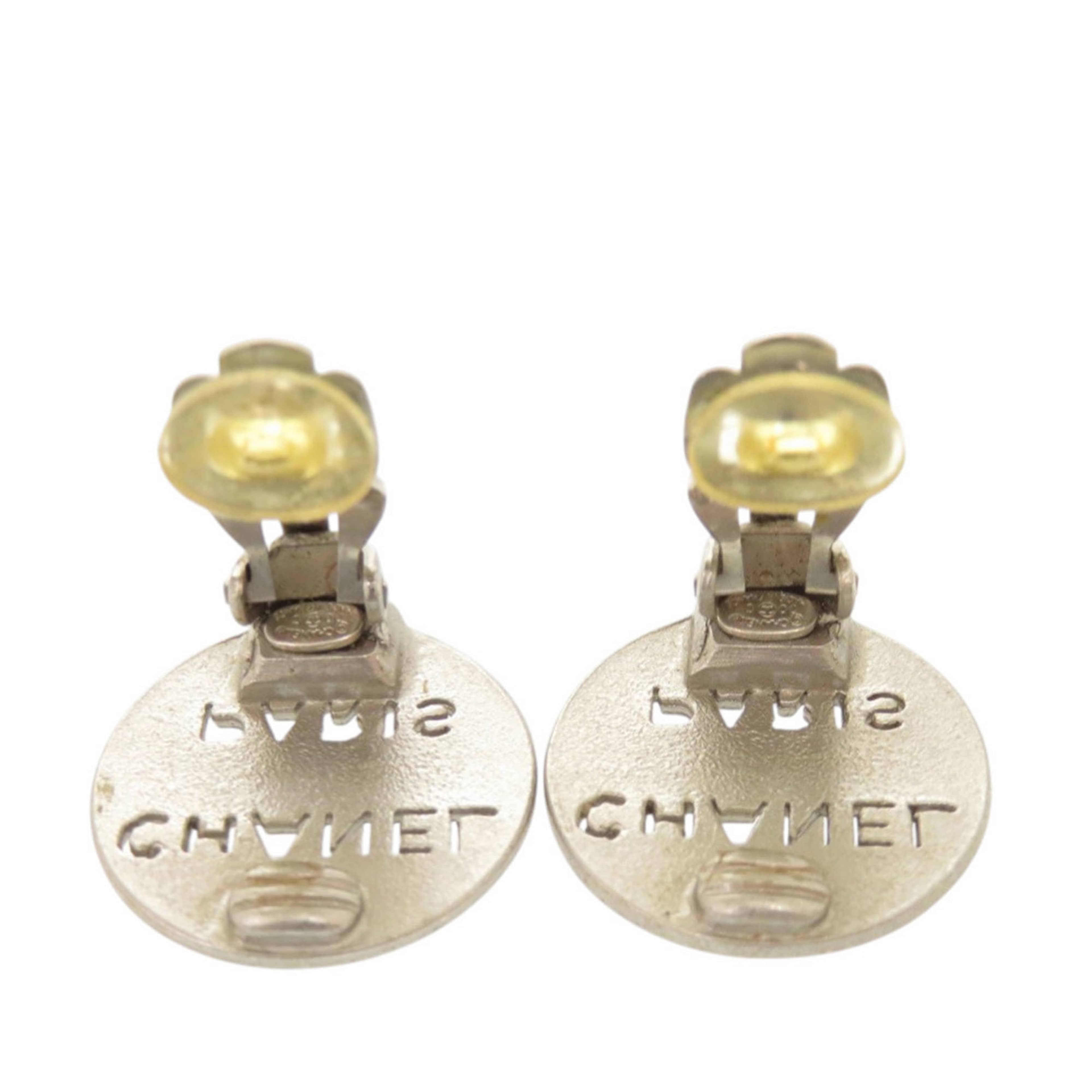 Chanel Brass Cut Out Logo Round Clip On Earrings, från Luxclusif, i färgen silver. Klicka för att öppna bilden i stort format