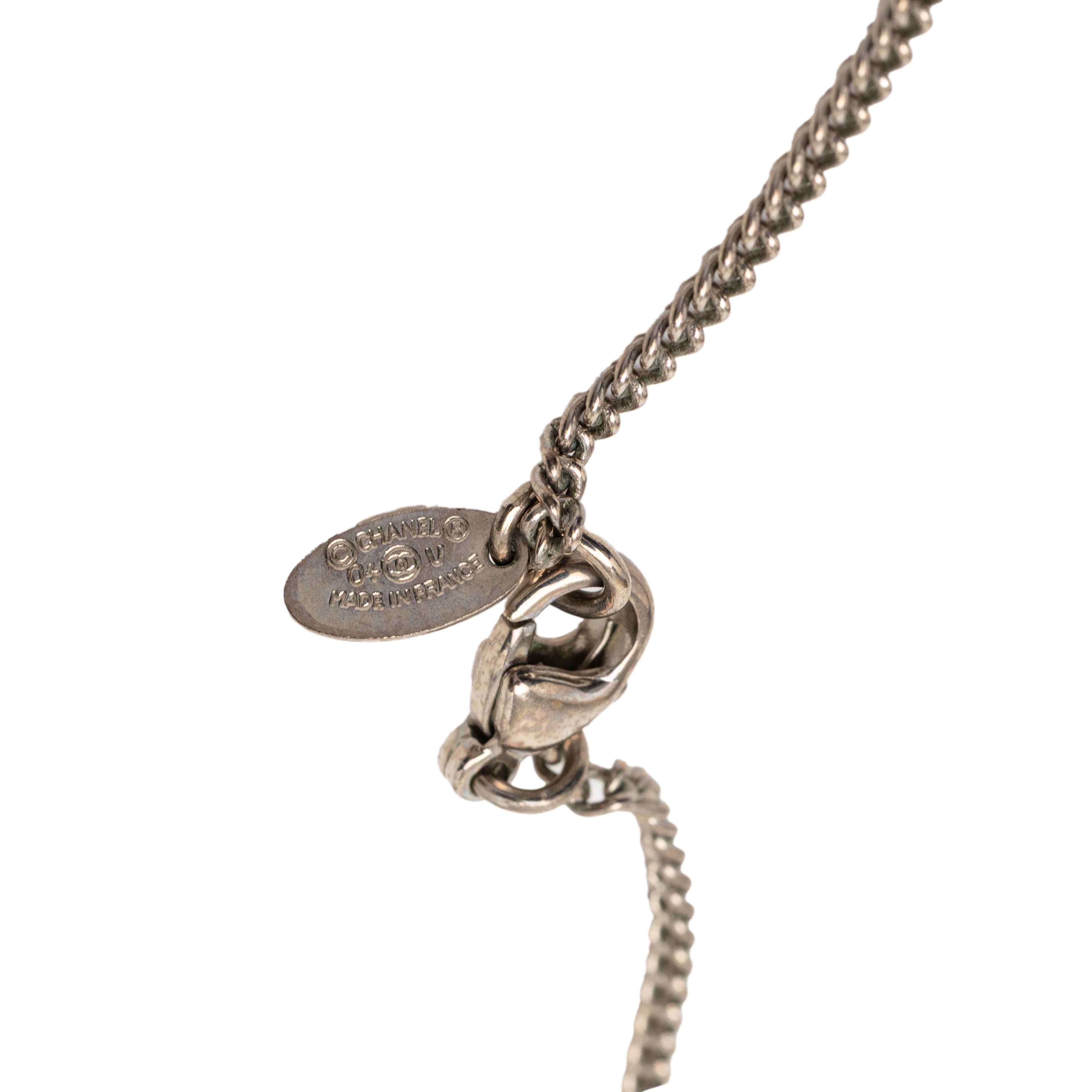 Chanel Cc Silver Plated Rhinestones Pendant Necklace, från Luxclusif, i färgen silver. Klicka för att öppna bilden i stort format