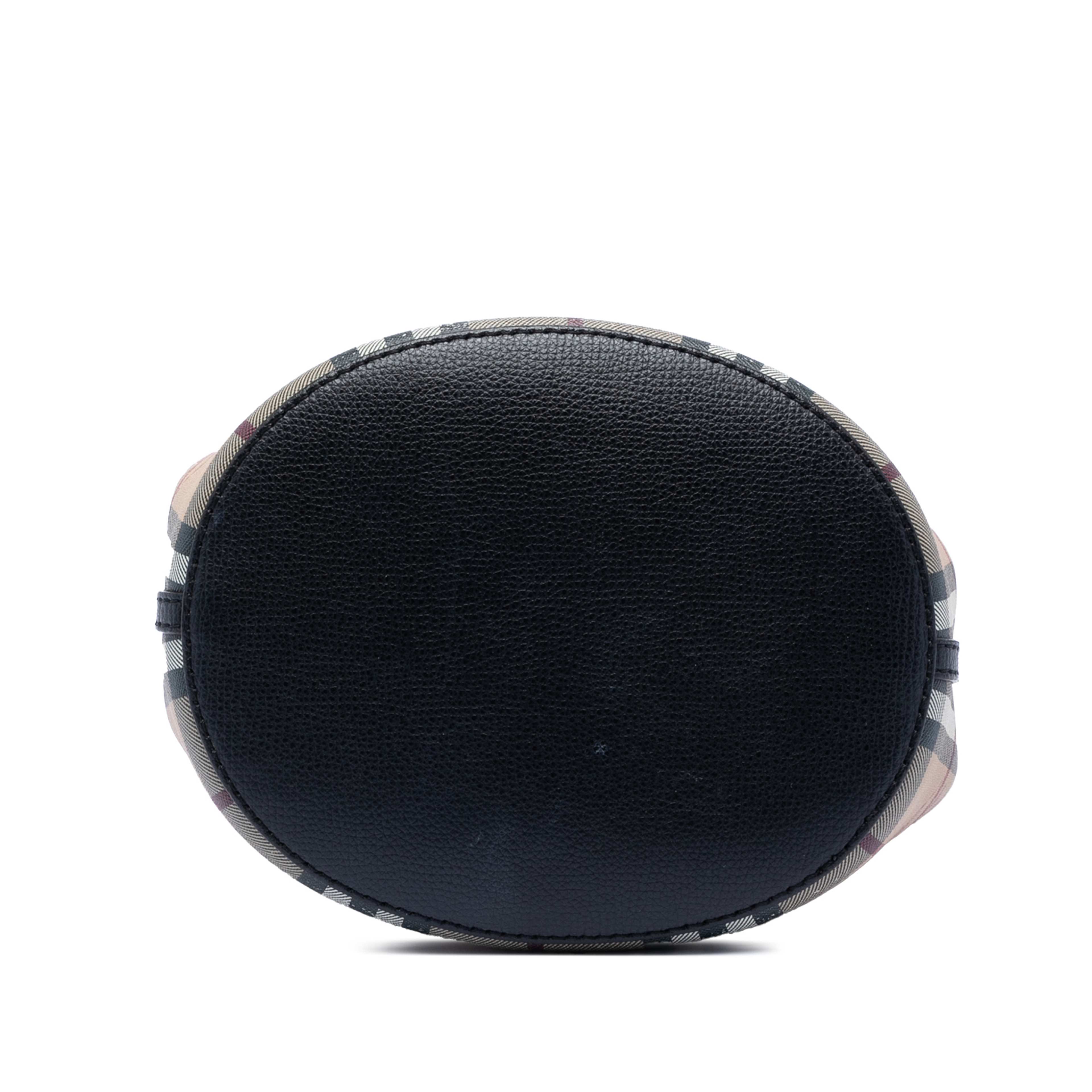 Burberry Haymarket Check Coated Canvas Lorne Bucket Bag, från Luxclusif, i färgen beige. Klicka för att öppna bilden i stort format