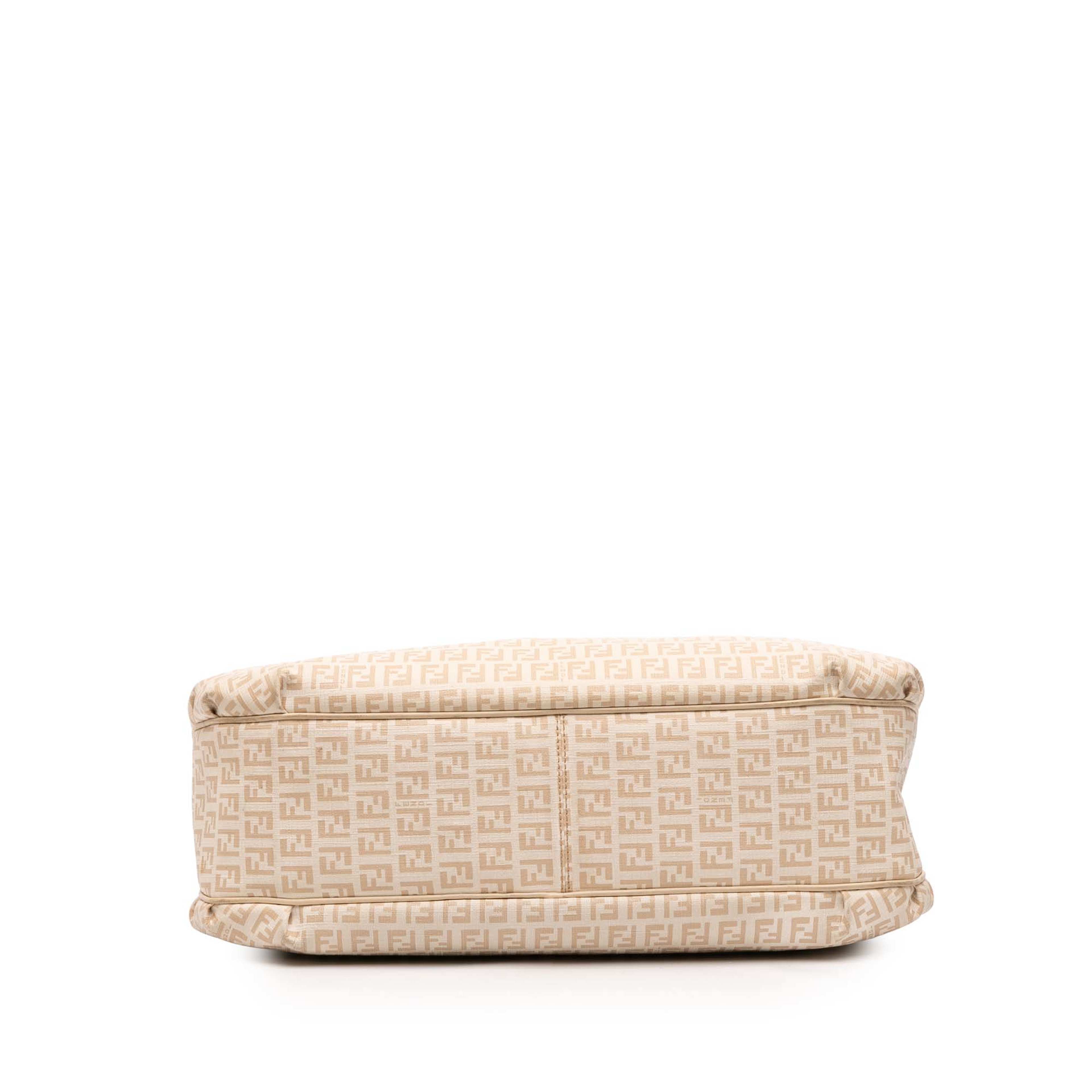 Fendi Zucchino Spalmati Chiusura Tote, från Luxclusif, i färgen beige. Klicka för att öppna bilden i stort format