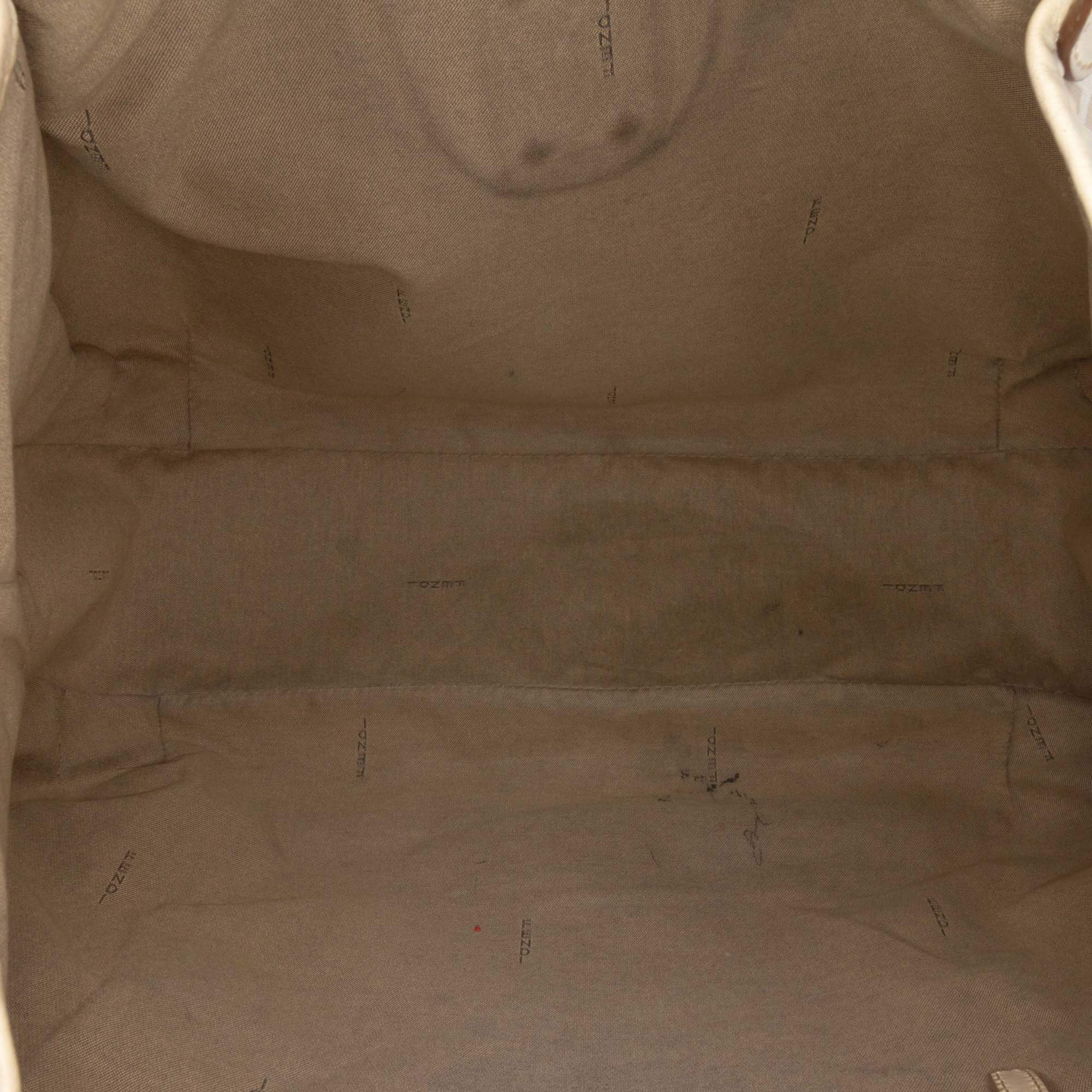 Fendi Zucchino Spalmati Chiusura Tote, från Luxclusif, i färgen beige. Klicka för att öppna bilden i stort format