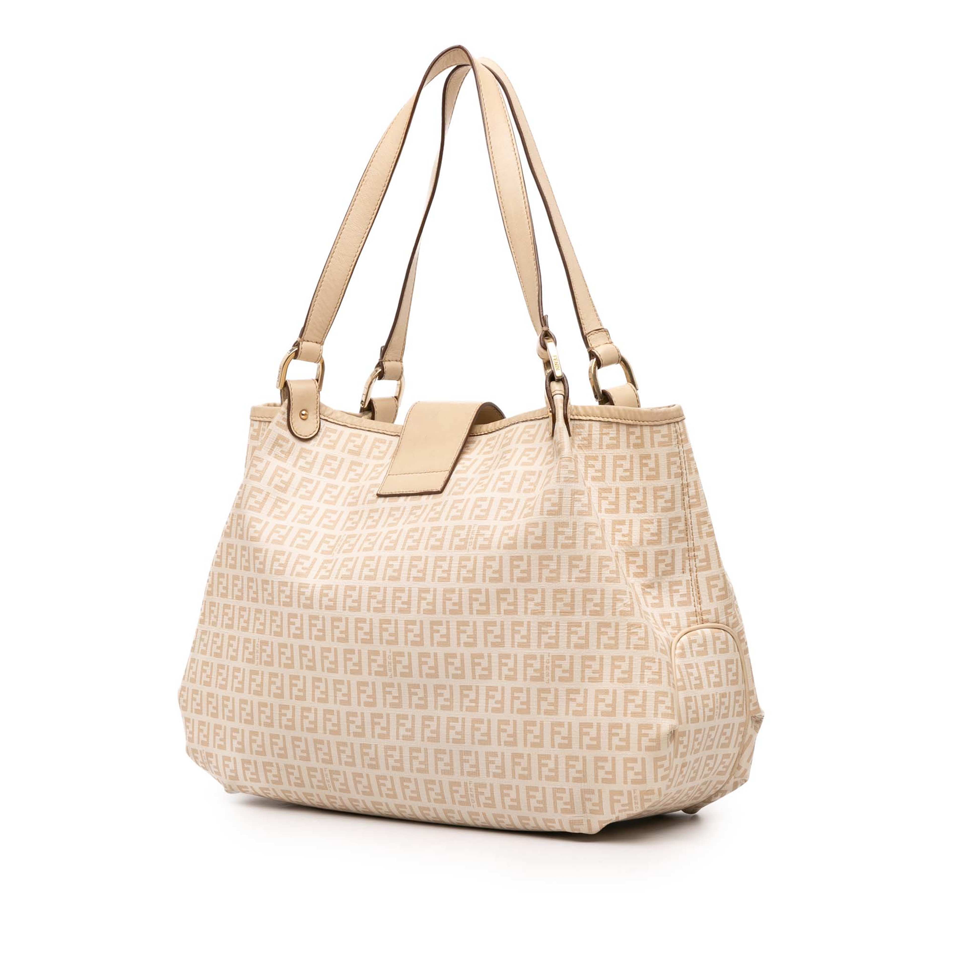 Fendi Zucchino Spalmati Chiusura Tote, från Luxclusif, i färgen beige. Klicka för att öppna bilden i stort format