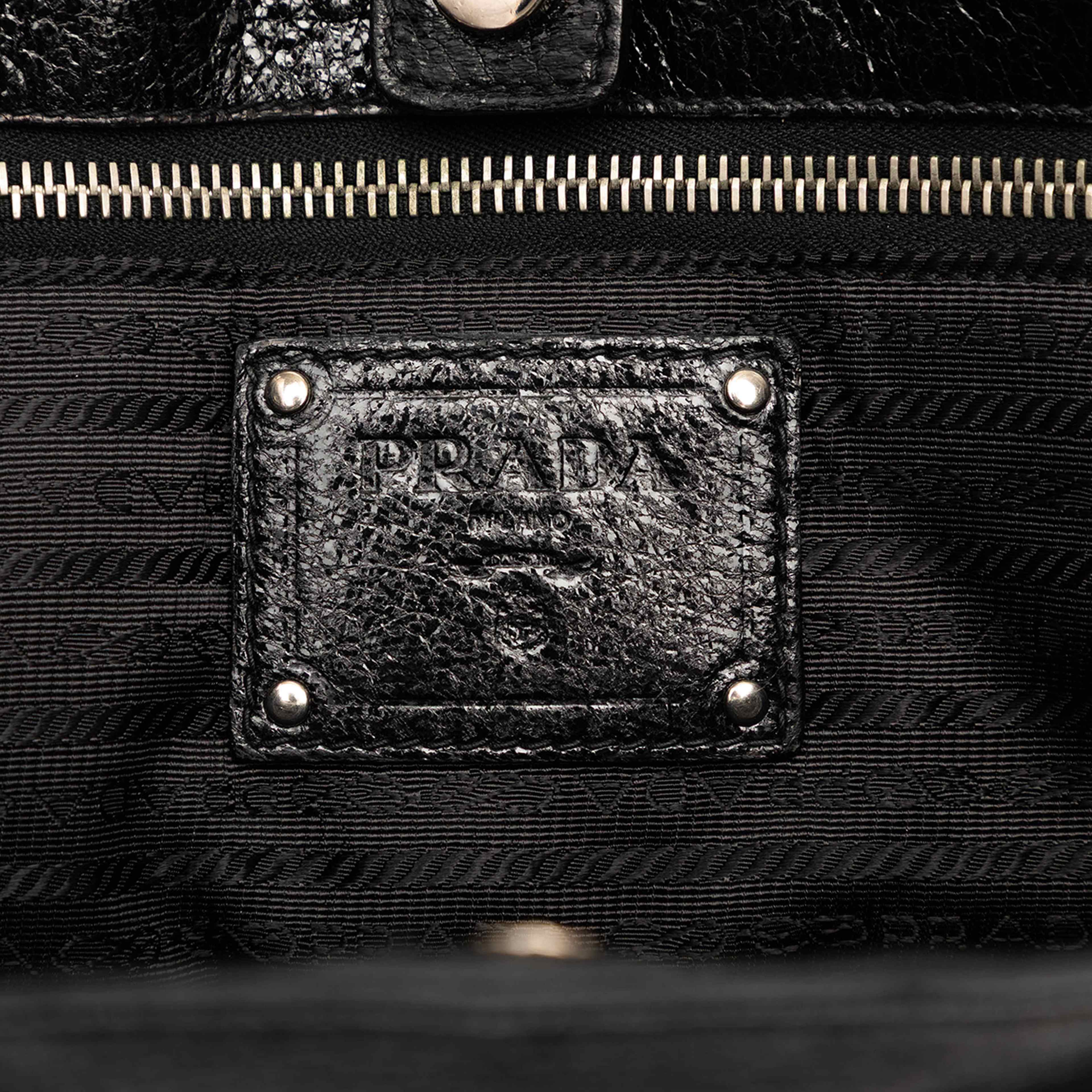 Prada Tessuto Cervo Lux 24h Tote, från Luxclusif, i färgen black. Klicka för att öppna bilden i stort format