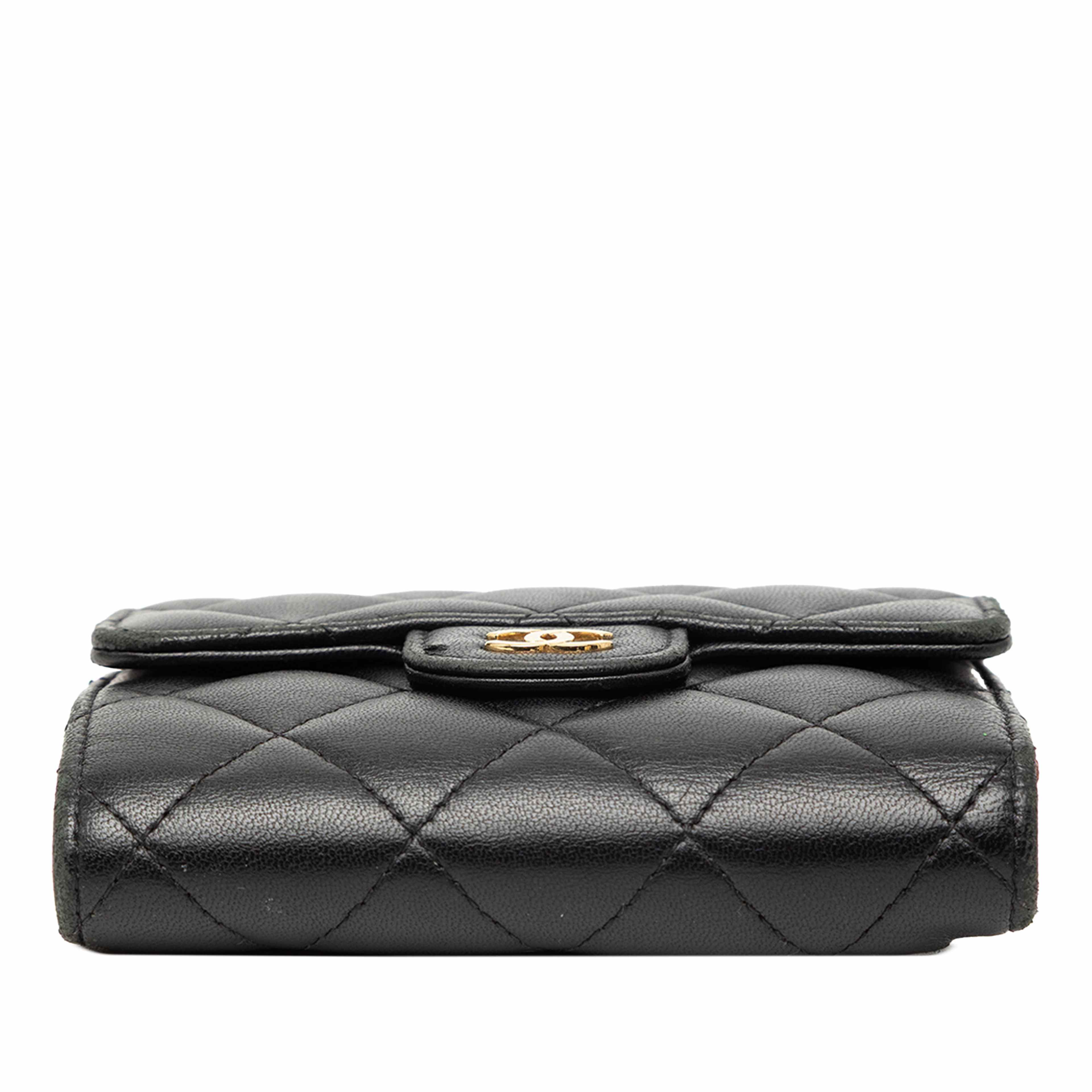 Chanel Classic Lambskin Small Flap Wallet, från Luxclusif, i färgen black. Klicka för att öppna bilden i stort format