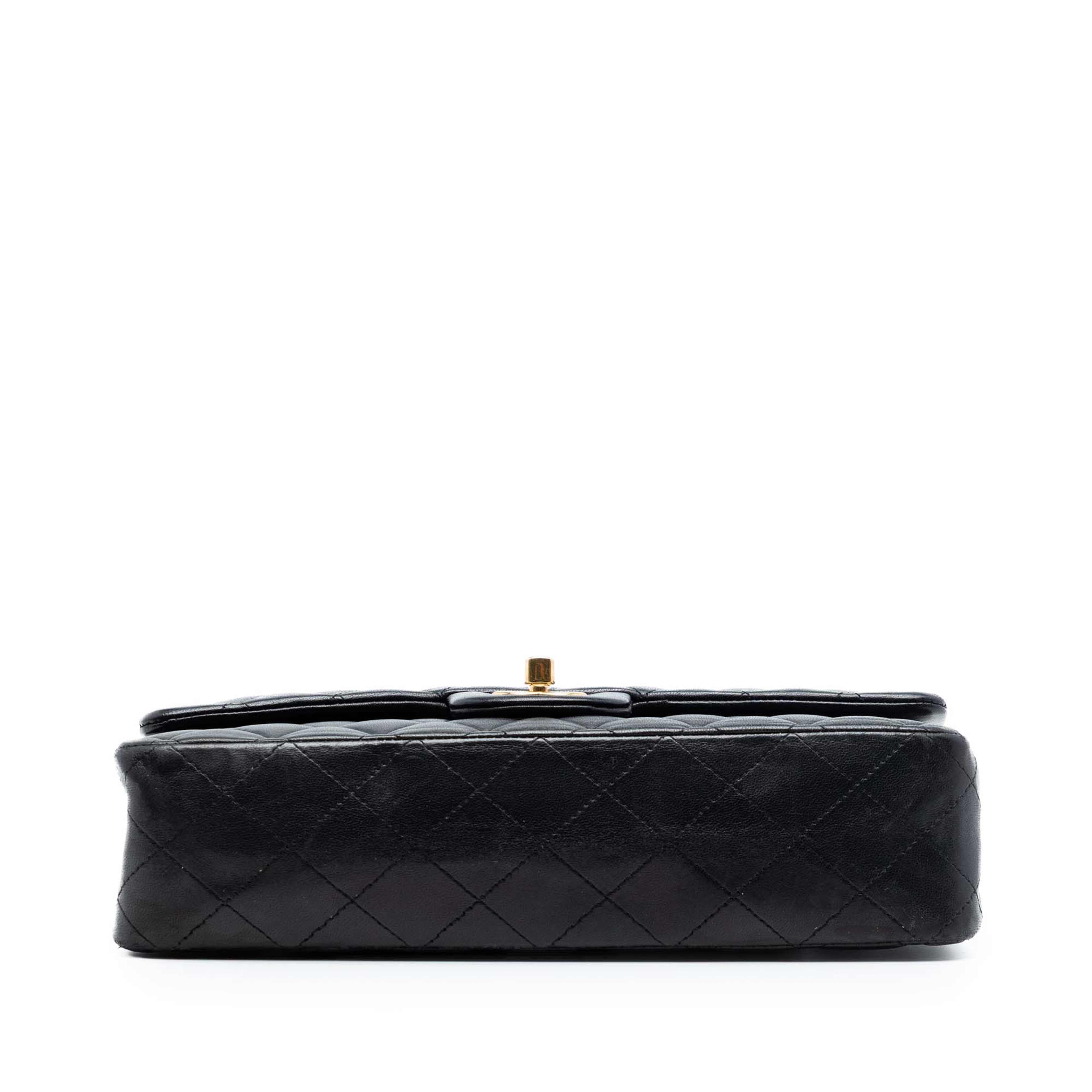 Chanel Medium Classic Lambskin Double Flap, från Luxclusif, i färgen black. Klicka för att öppna bilden i stort format