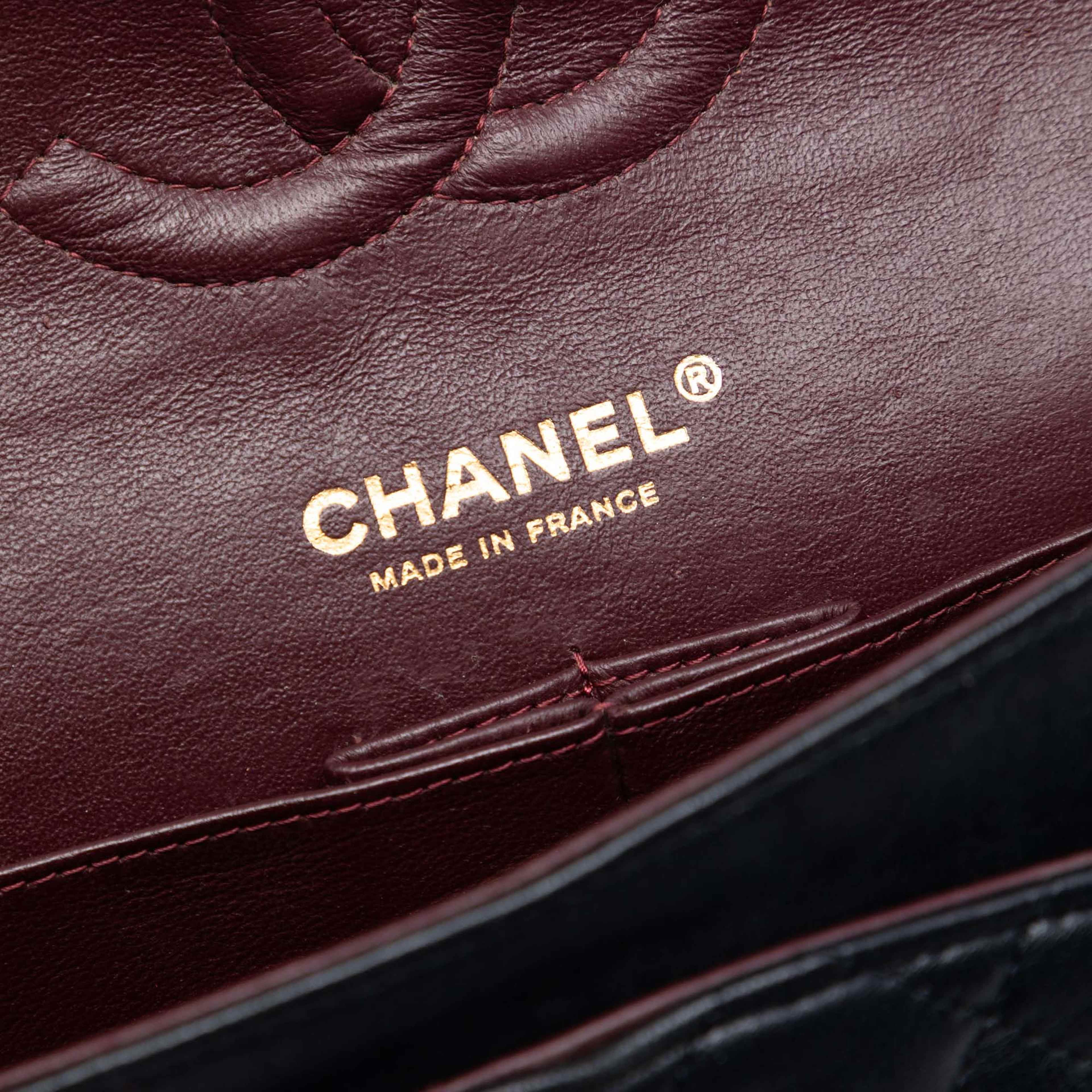 Chanel Medium Classic Lambskin Double Flap, från Luxclusif, i färgen black. Klicka för att öppna bilden i stort format