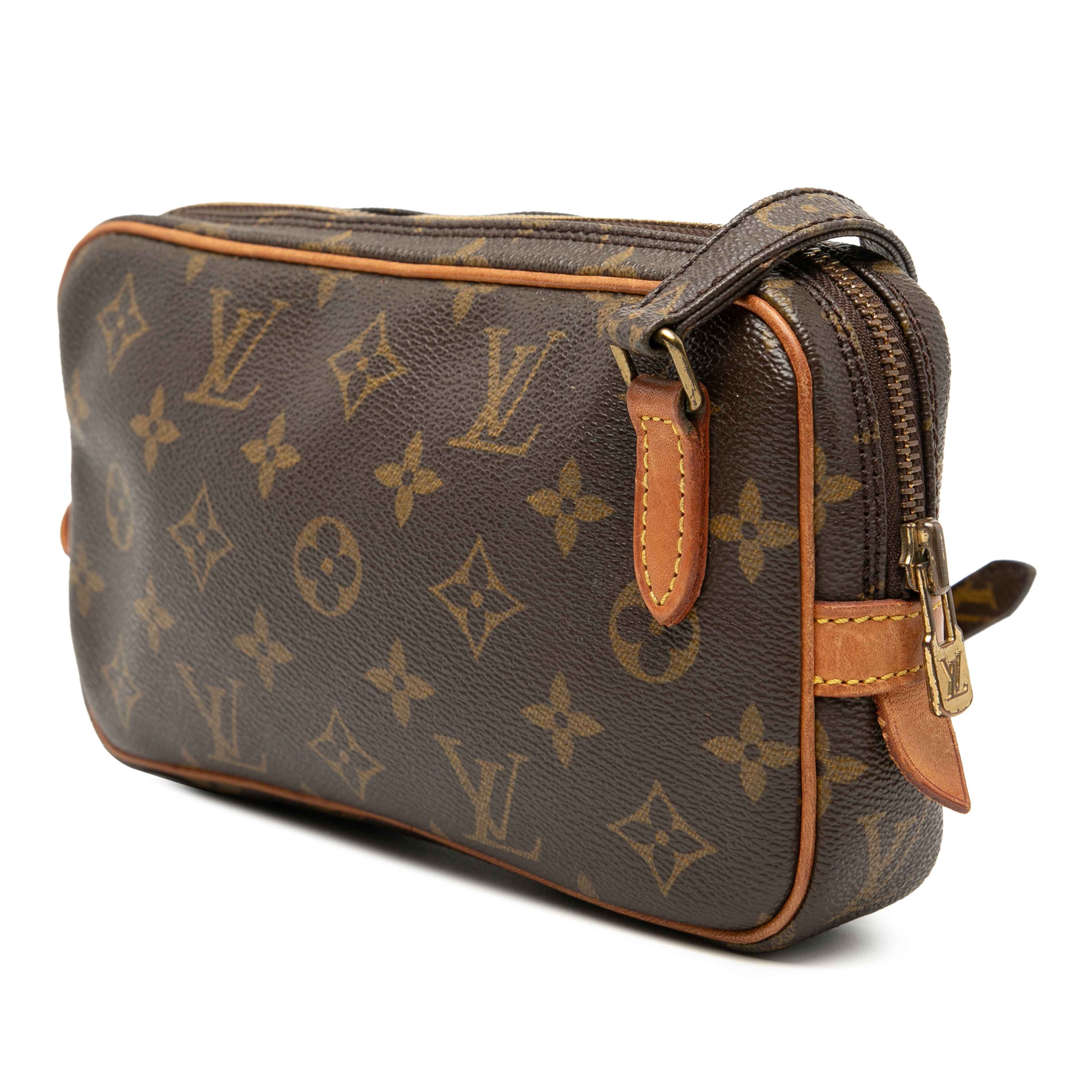 Louis Vuitton Monogram Pochette Marly Bandouliere, från Luxclusif, i färgen brown. Klicka för att öppna bilden i stort format