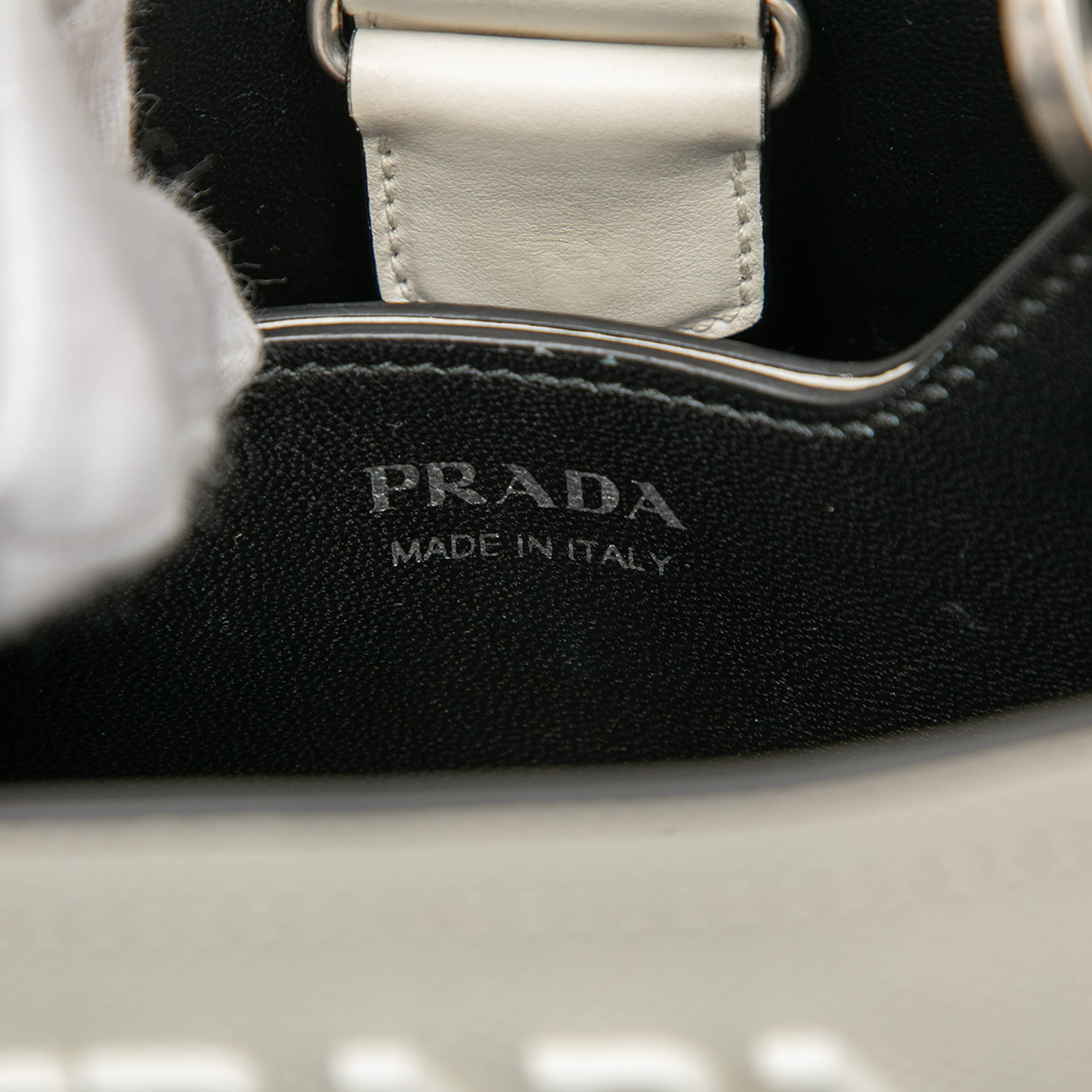 Prada Small Saffiano Cuir Smalto Panier Satchel, från Luxclusif, i färgen white. Klicka för att öppna bilden i stort format