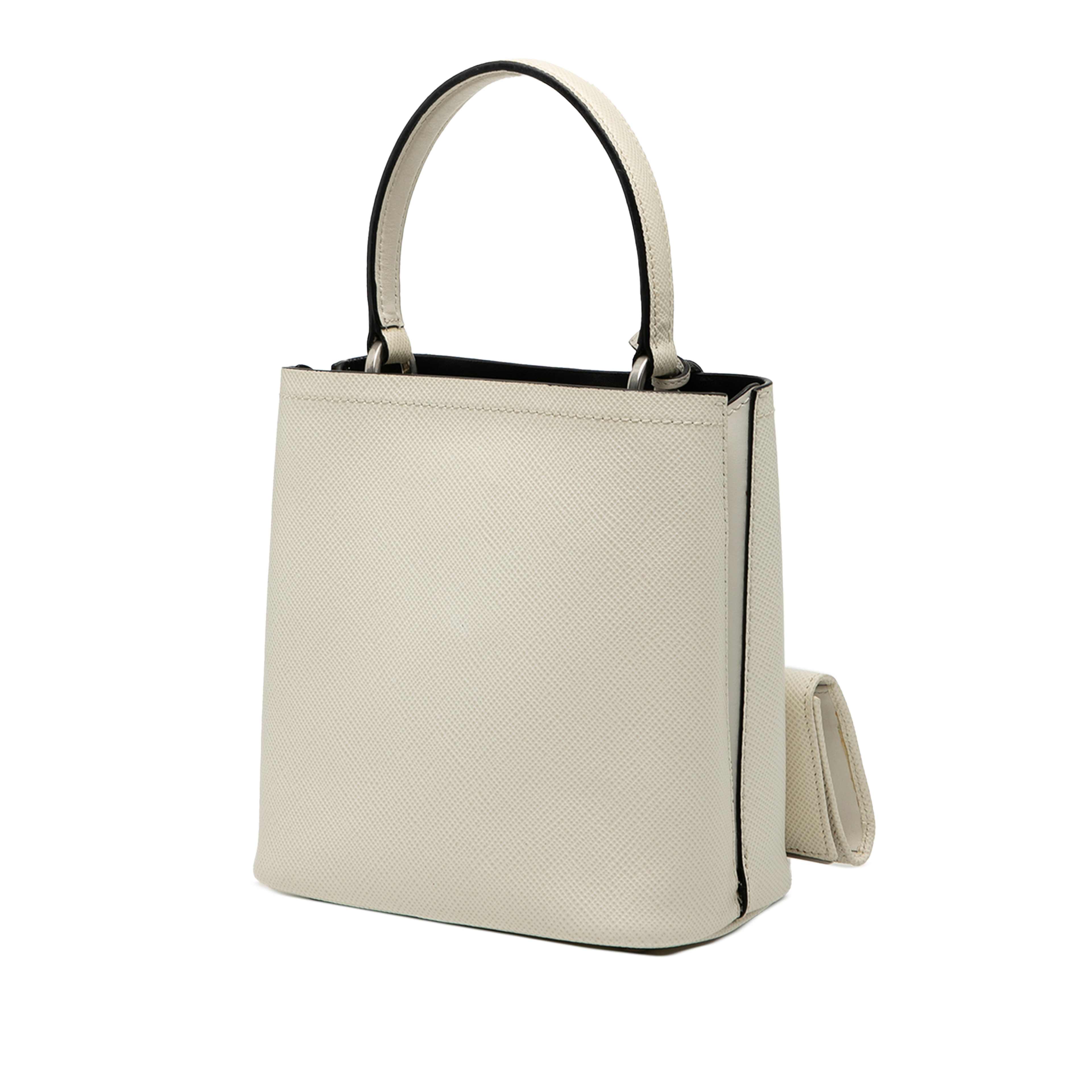Prada Small Saffiano Cuir Smalto Panier Satchel, från Luxclusif, i färgen white. Klicka för att öppna bilden i stort format