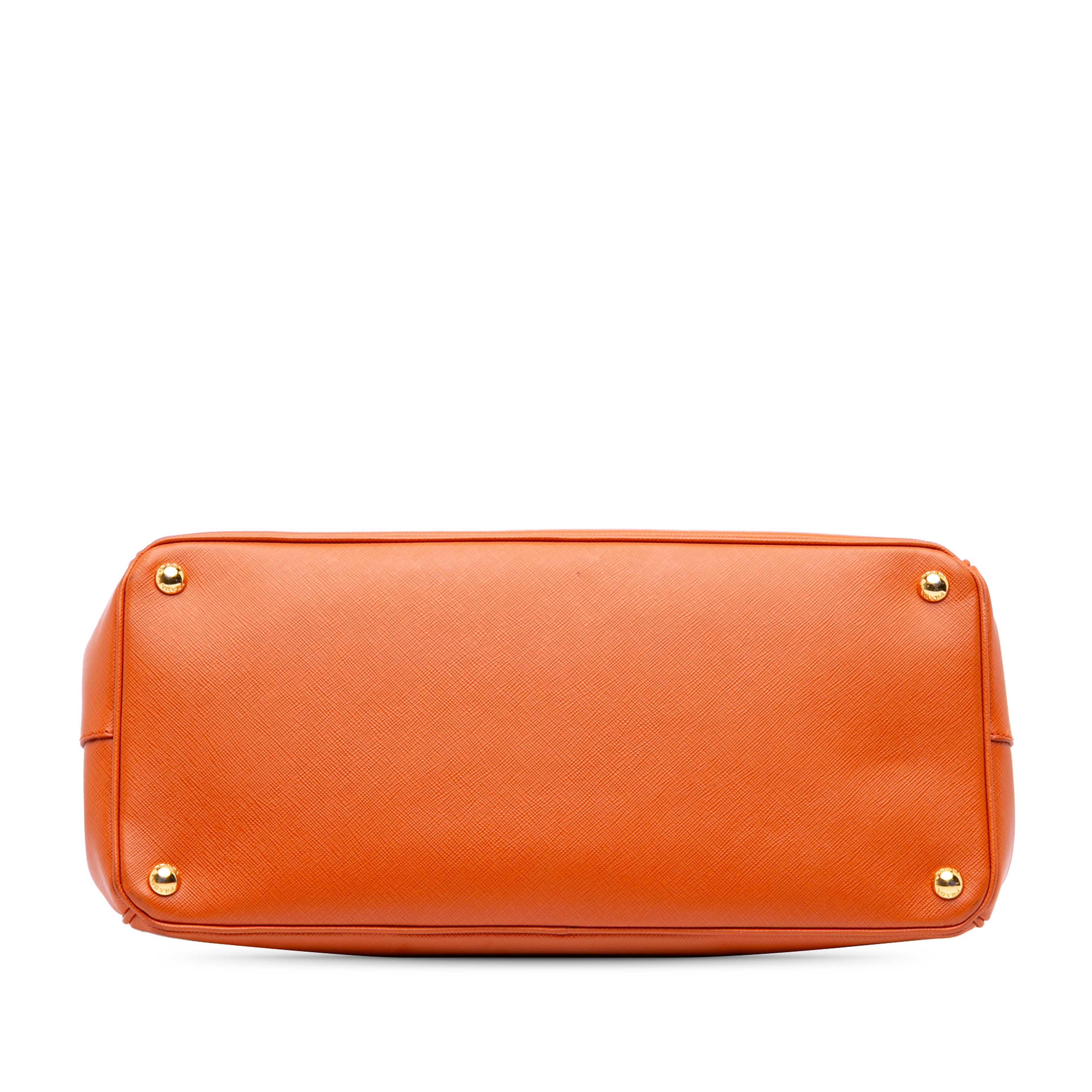 Prada Large Saffiano Lux Galleria Tote, från Luxclusif, i färgen orange. Klicka för att öppna bilden i stort format