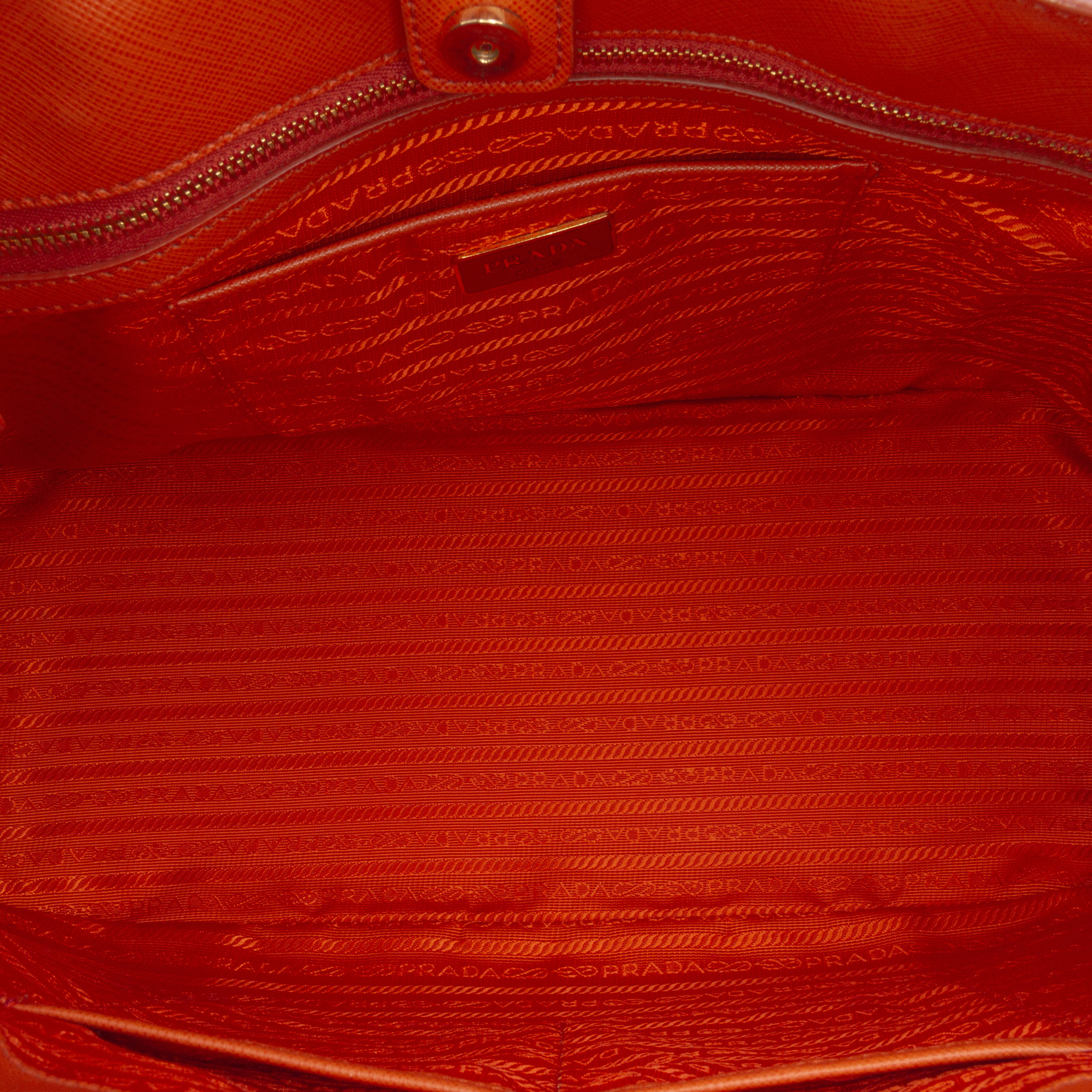 Prada Large Saffiano Lux Galleria Tote, från Luxclusif, i färgen orange. Klicka för att öppna bilden i stort format