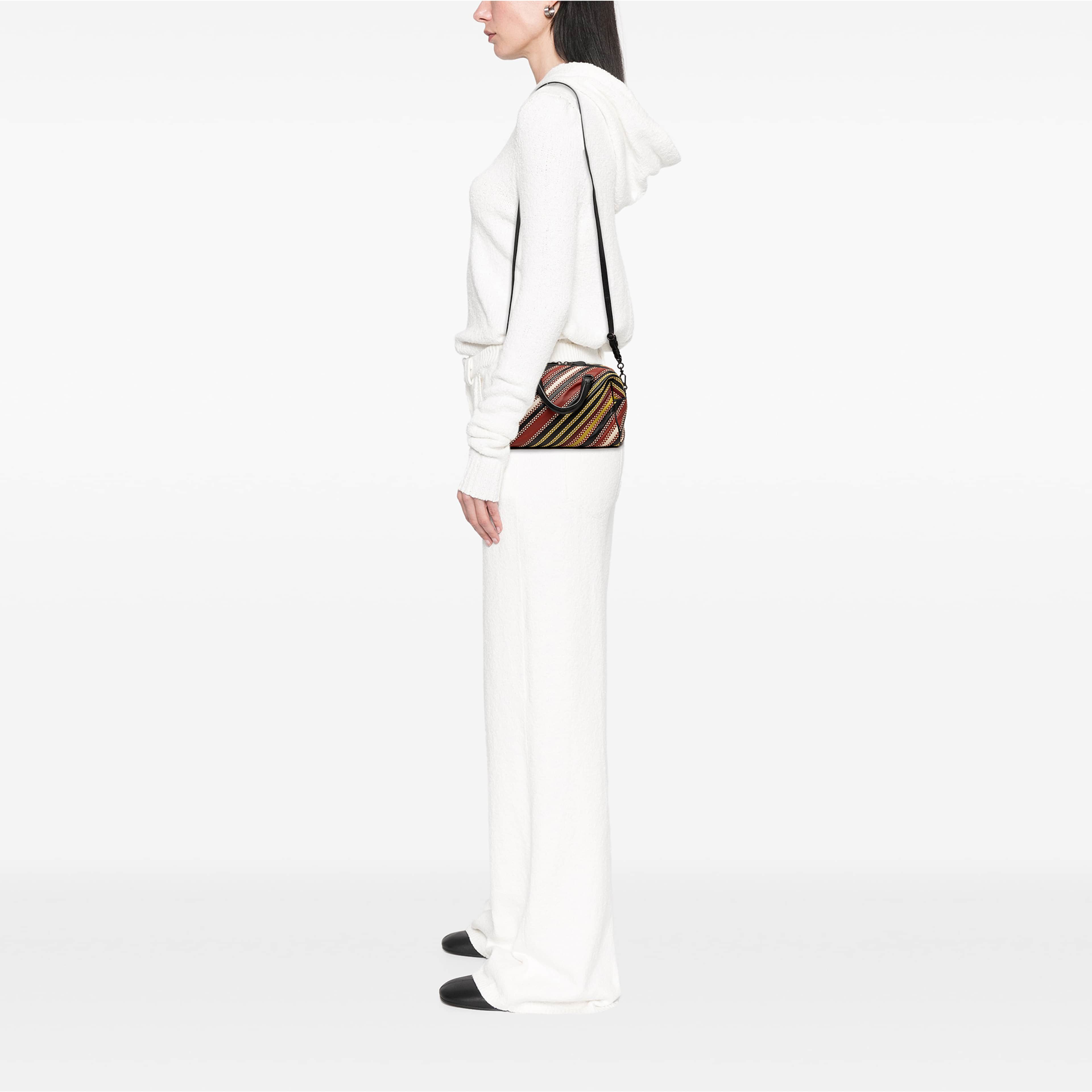 Bottega Veneta Nappa Diagonal Stripe Boston Bag, från Luxclusif, i färgen svart. Klicka för att öppna bilden i stort format