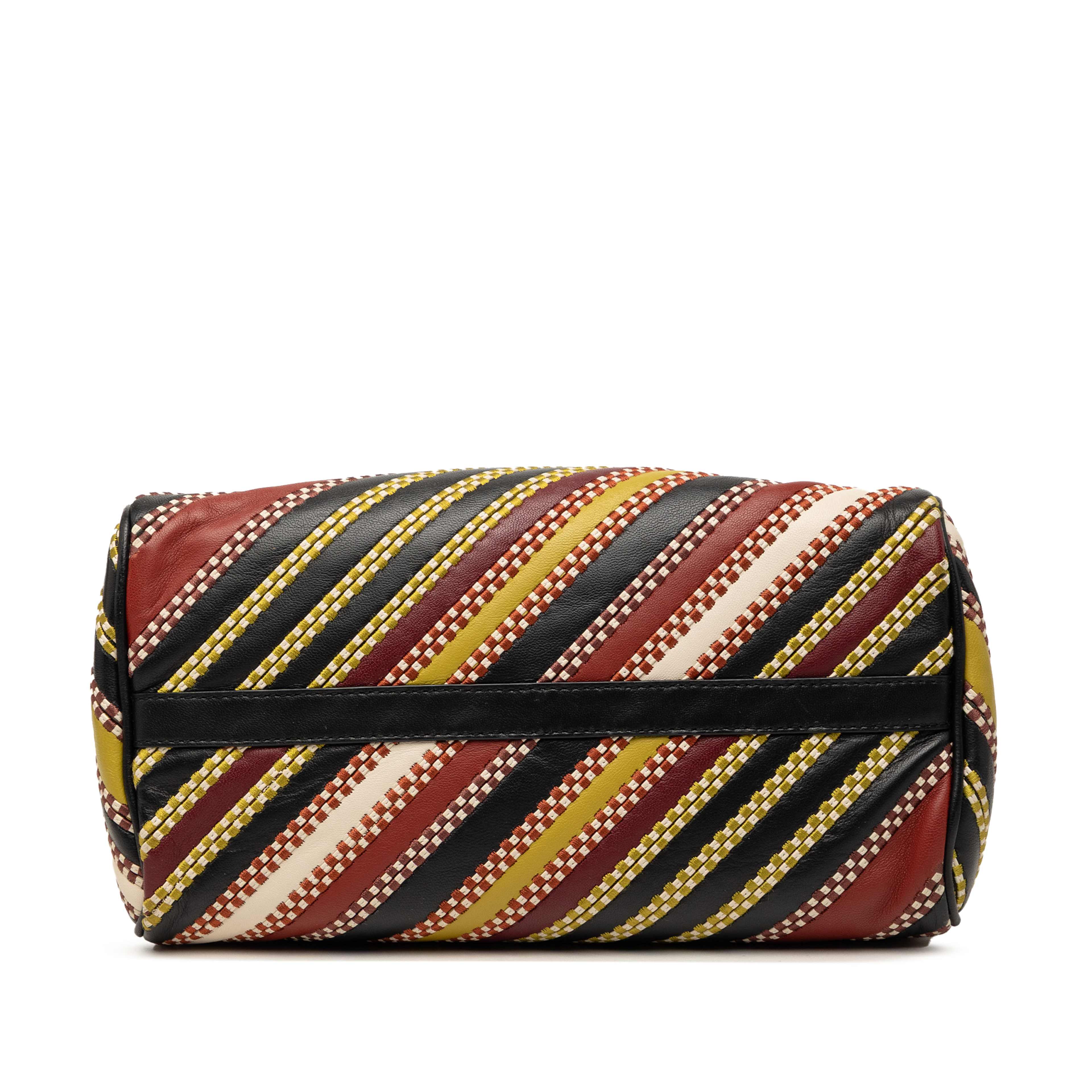 Bottega Veneta Nappa Diagonal Stripe Boston Bag, från Luxclusif, i färgen svart. Klicka för att öppna bilden i stort format