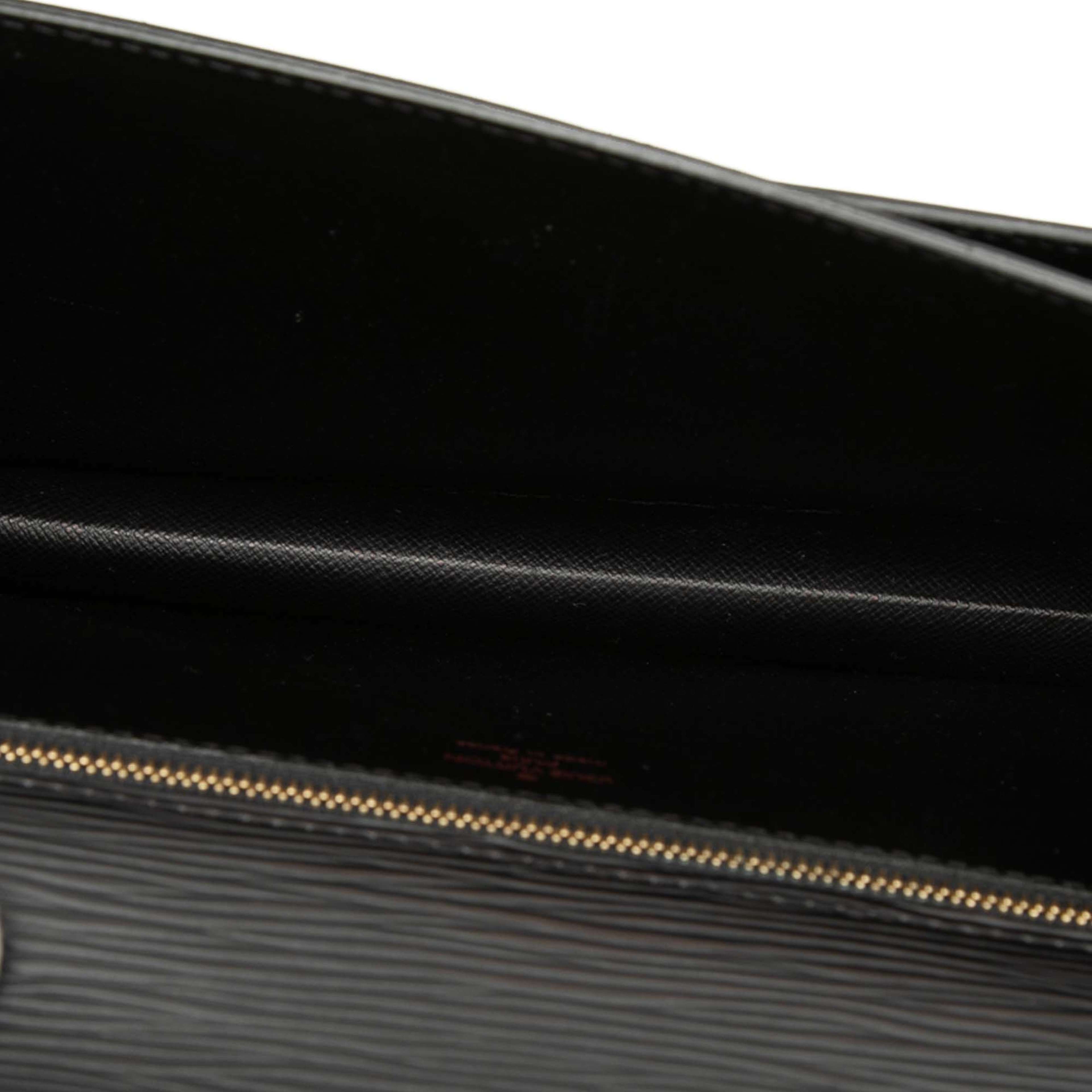 Louis Vuitton Epi Pochette Sellier Dragonne, från Luxclusif, i färgen black. Klicka för att öppna bilden i stort format