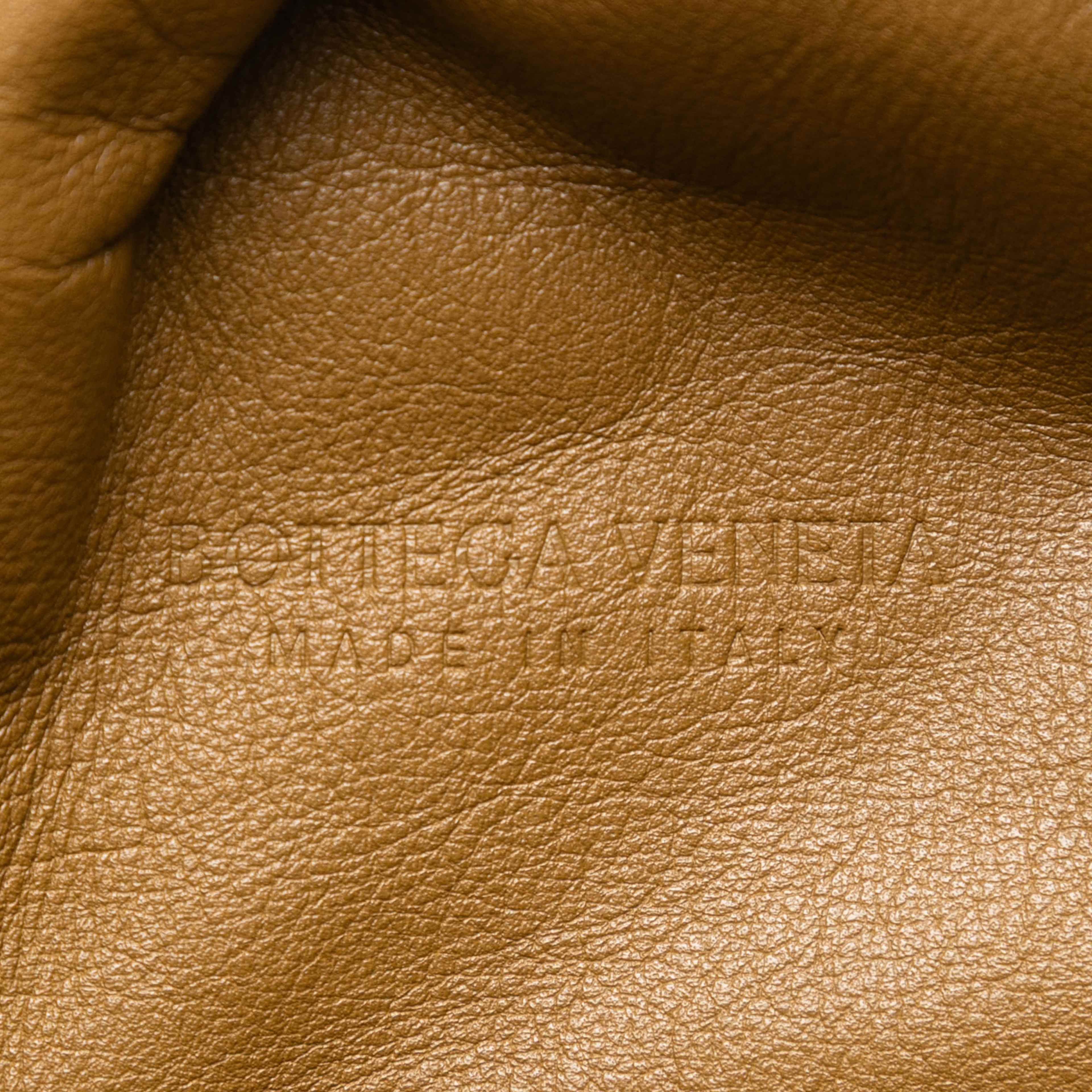 Bottega Veneta Lambskin The Pouch, från Luxclusif, i färgen camel. Klicka för att öppna bilden i stort format
