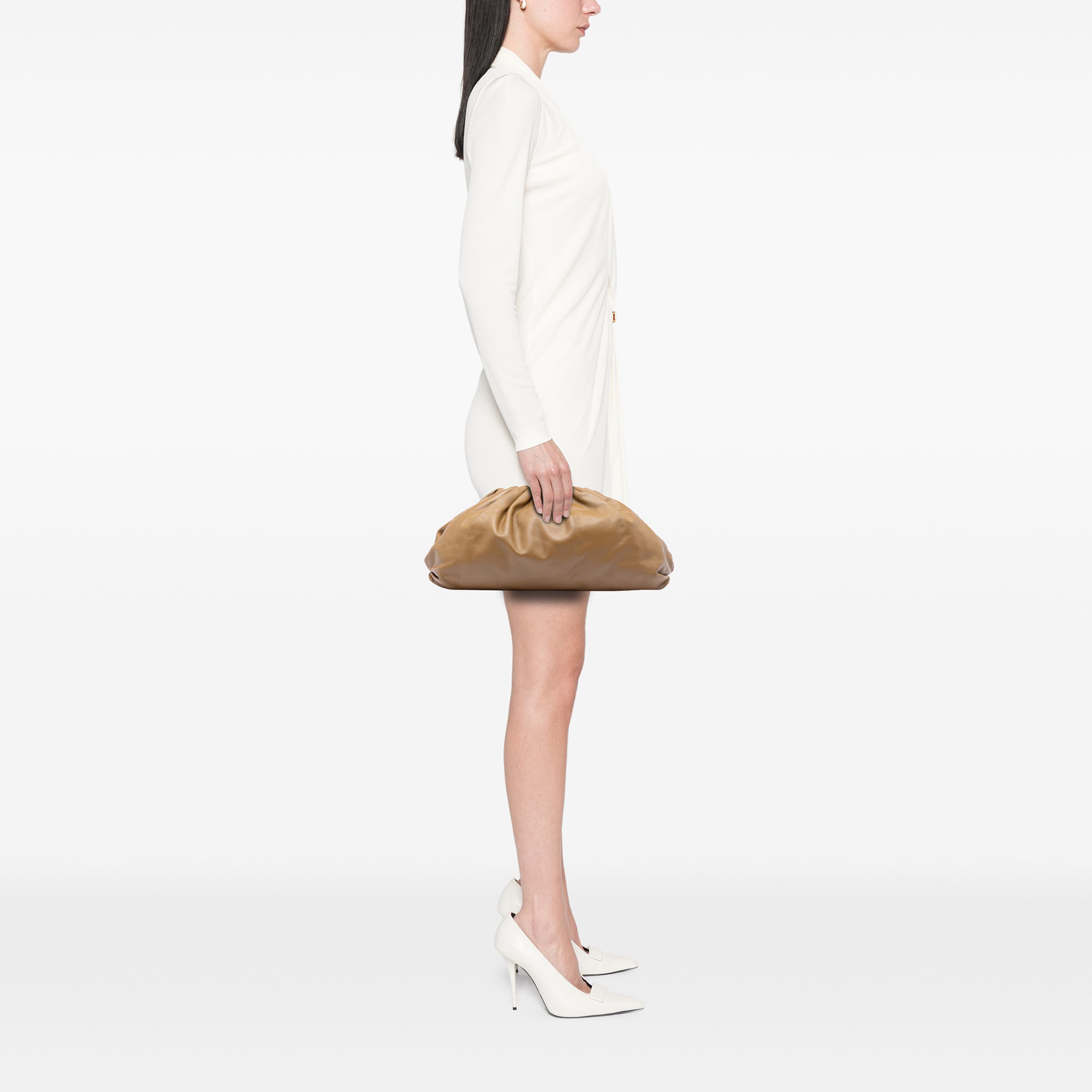 Bottega Veneta Lambskin The Pouch, från Luxclusif, i färgen brun. Klicka för att öppna bilden i stort format