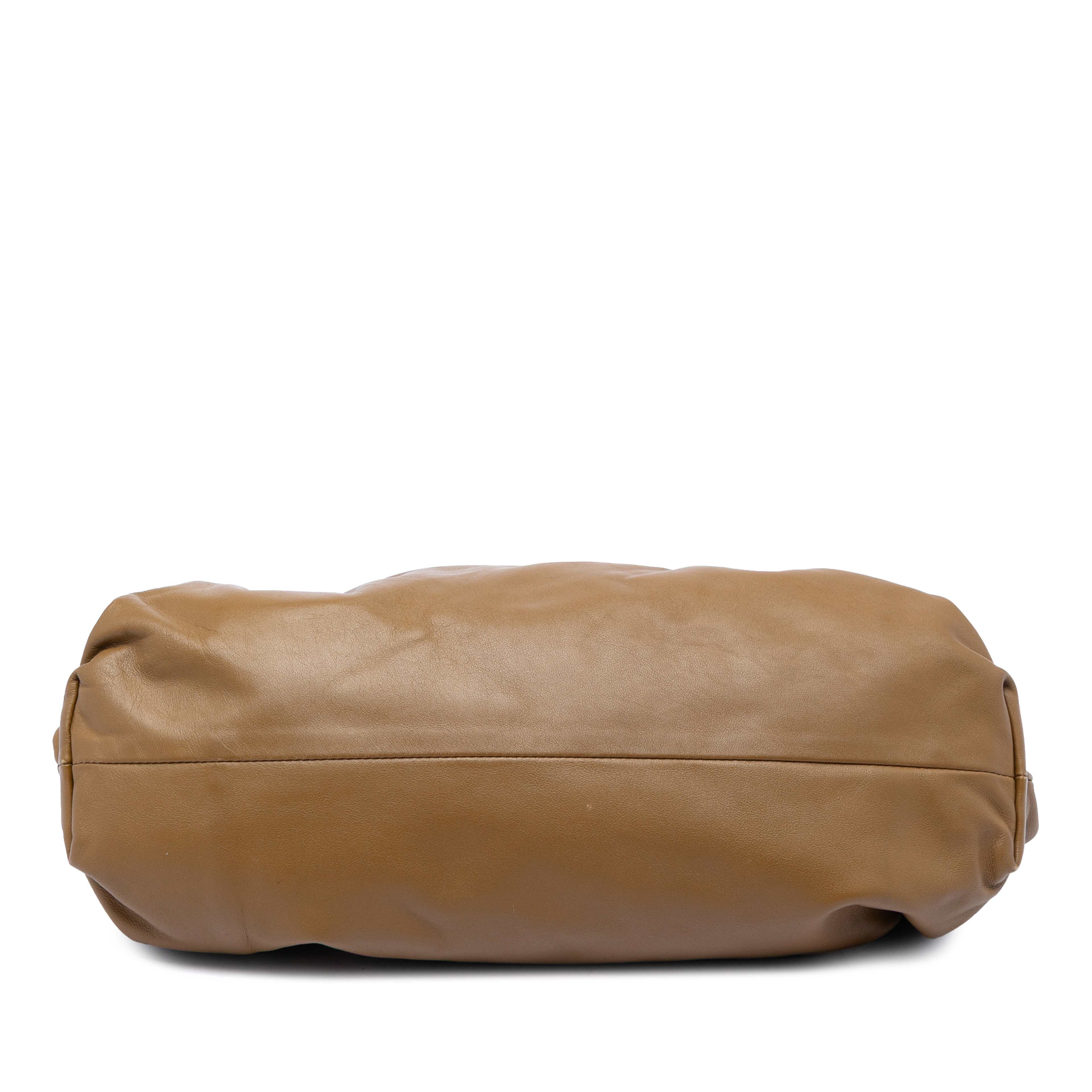 Bottega Veneta Lambskin The Pouch, från Luxclusif, i färgen camel. Klicka för att öppna bilden i stort format