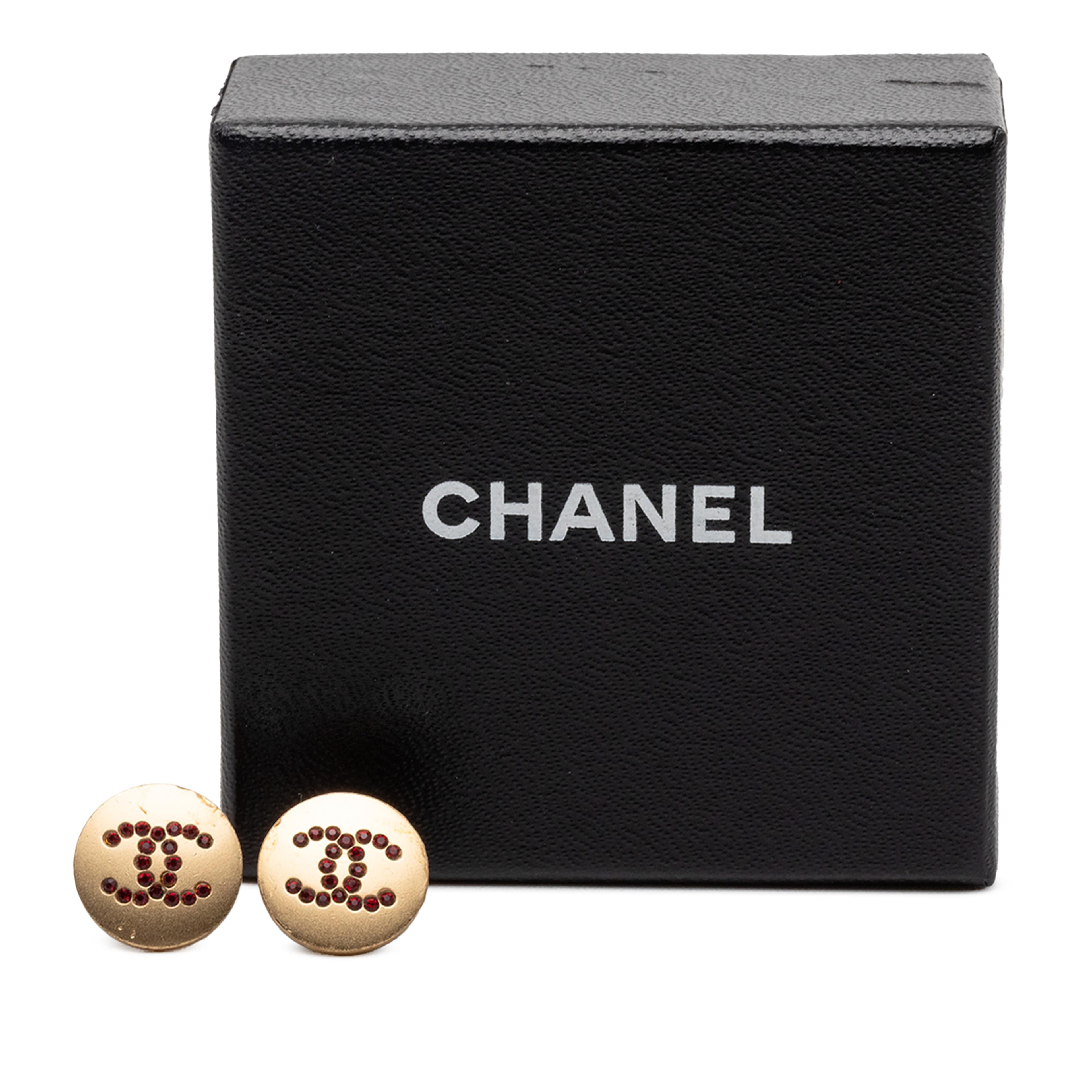 Chanel Cc Gold Plated Strass Clip On Earrings, från Luxclusif, i färgen guld. Klicka för att öppna bilden i stort format