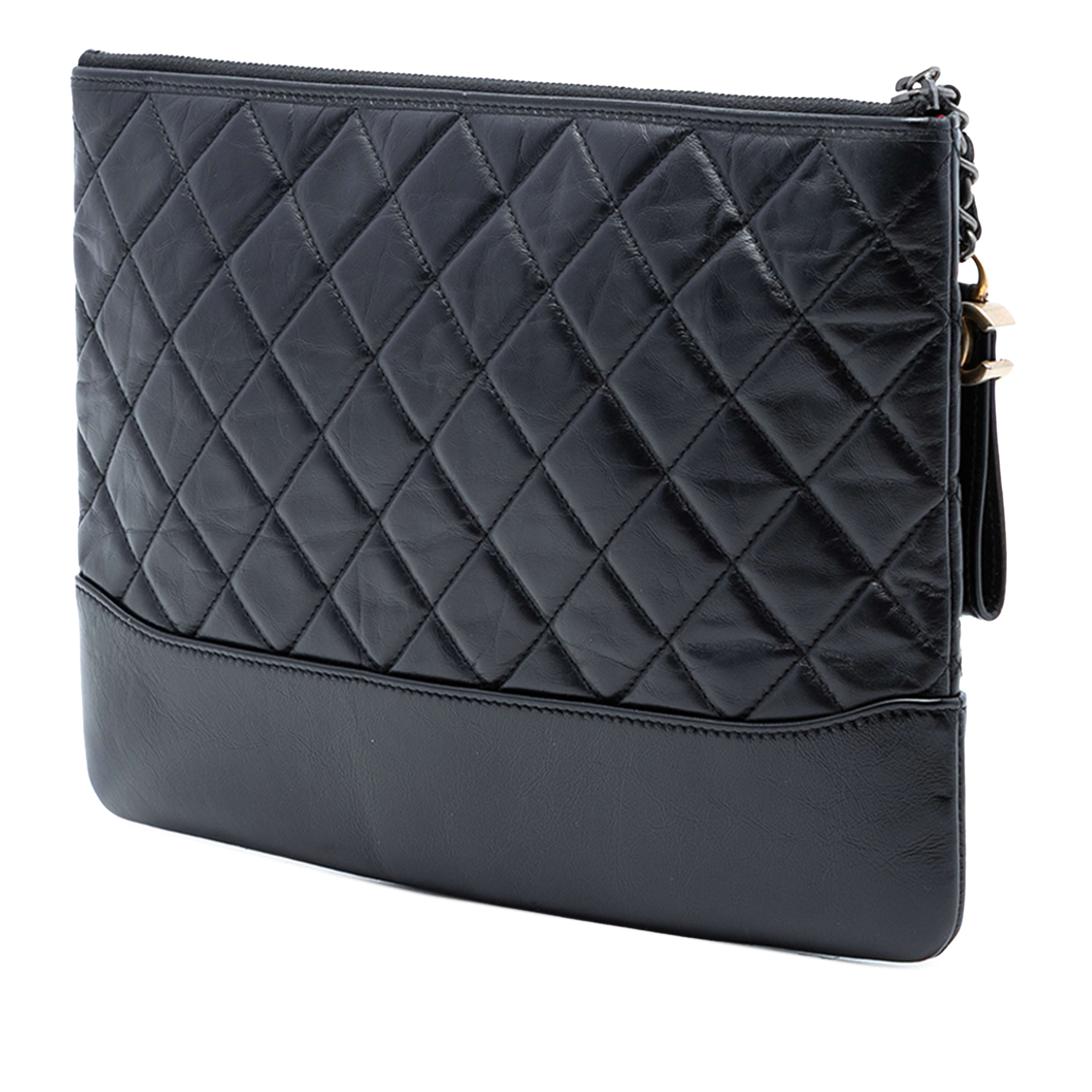 Chanel Medium Aged Calfskin Gabrielle O Case Clutch, från Luxclusif, i färgen black. Klicka för att öppna bilden i stort format