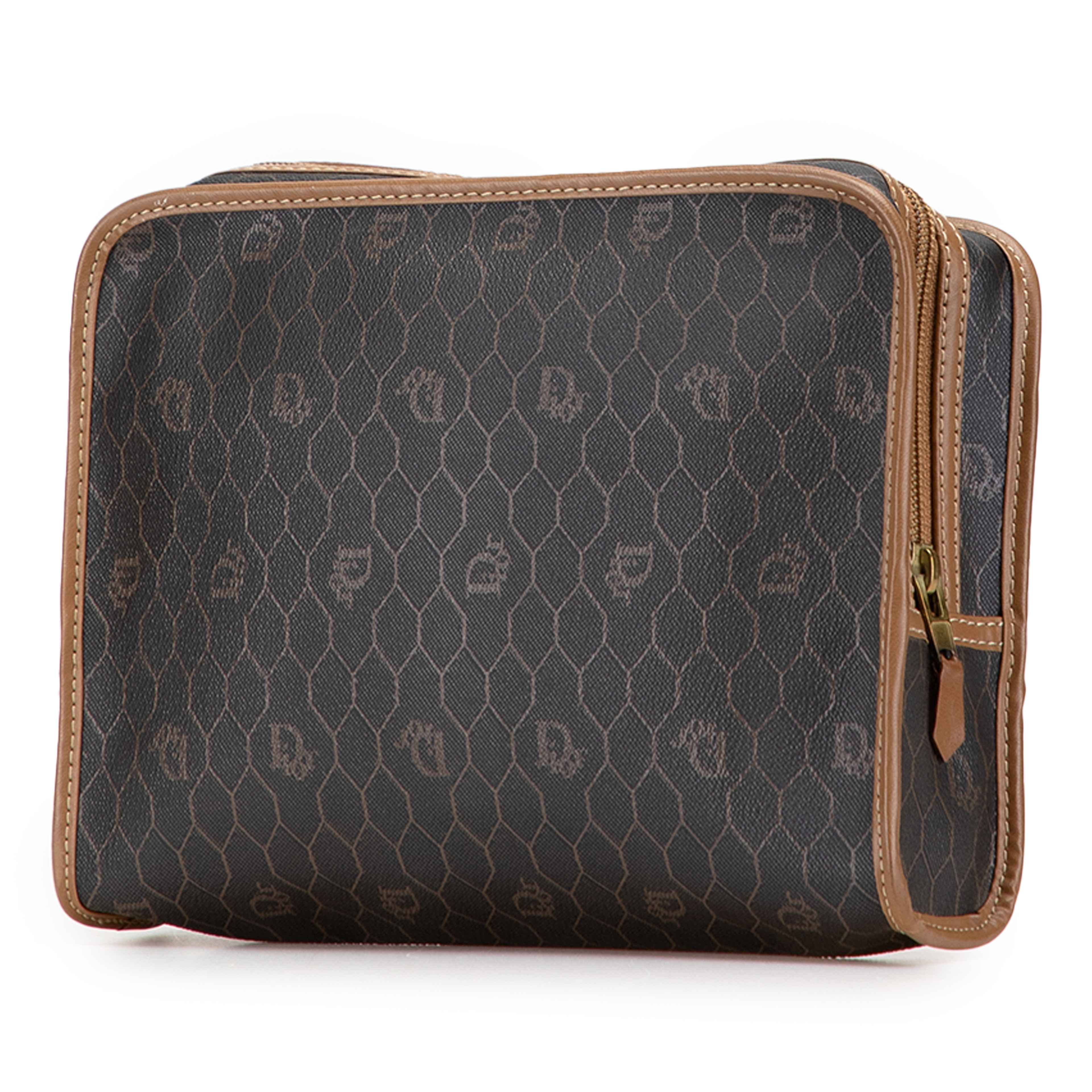 Dior Honeycomb Coated Canvas Clutch, från Luxclusif, i färgen black. Klicka för att öppna bilden i stort format