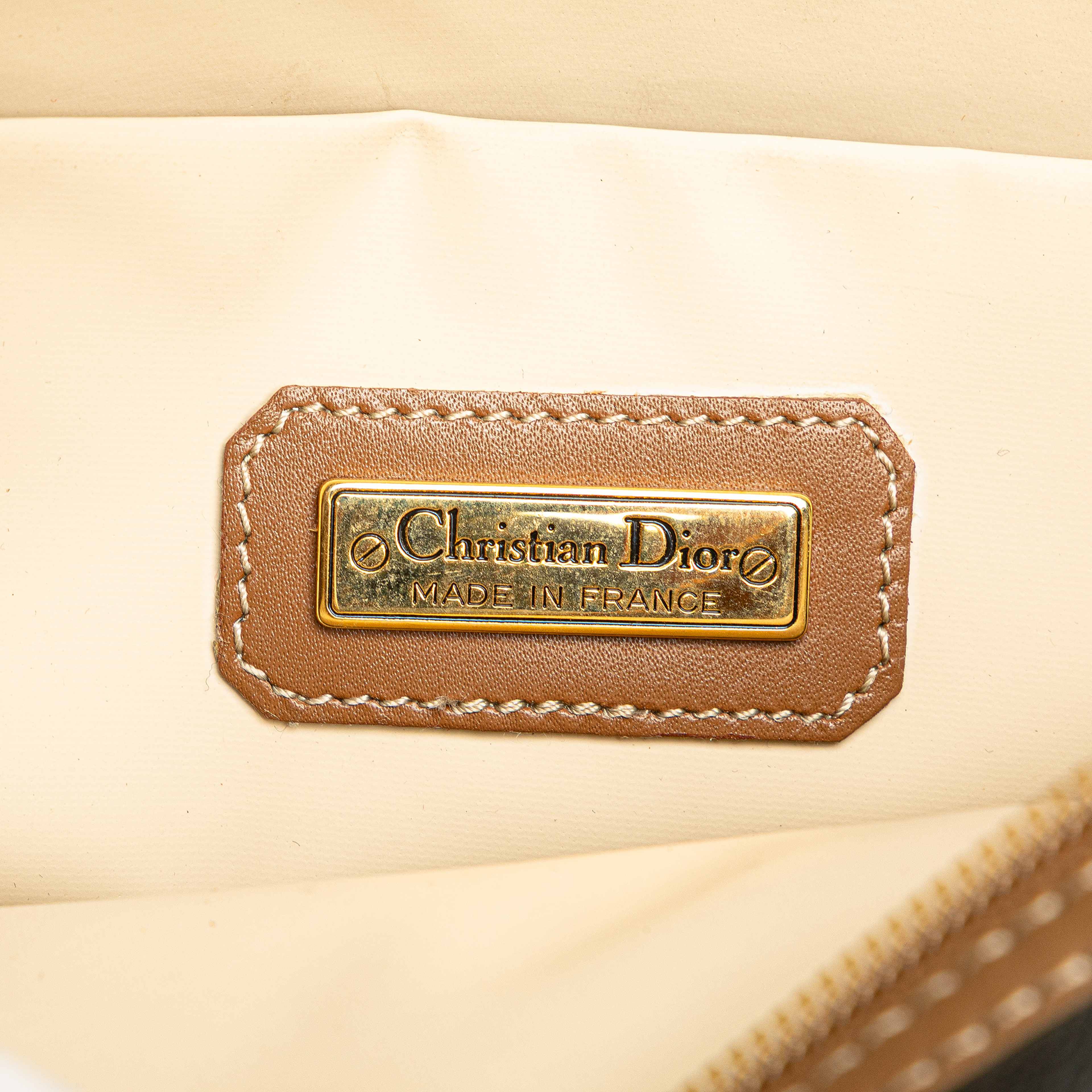 Dior Honeycomb Coated Canvas Clutch, från Luxclusif, i färgen black. Klicka för att öppna bilden i stort format