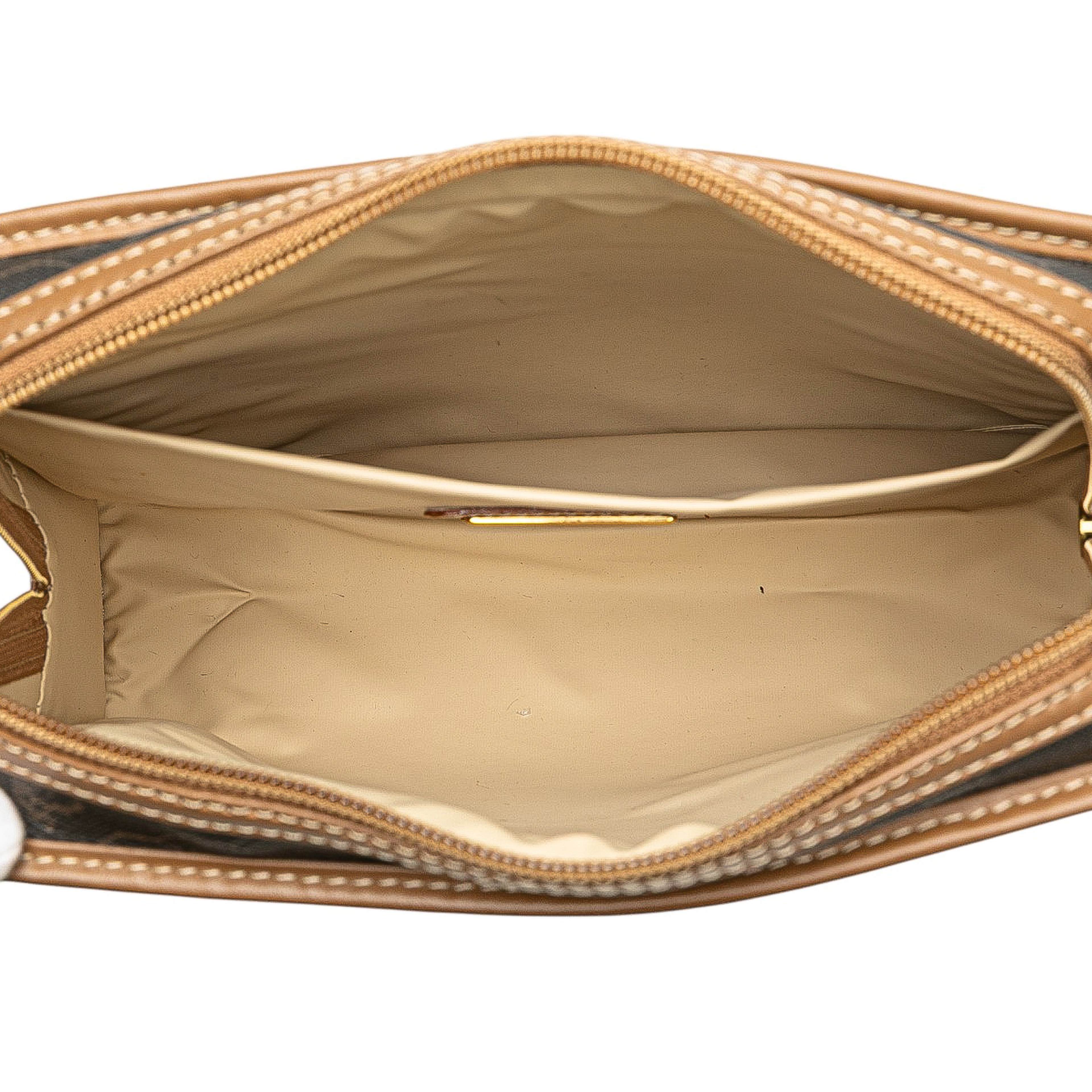 Dior Honeycomb Coated Canvas Clutch, från Luxclusif, i färgen black. Klicka för att öppna bilden i stort format