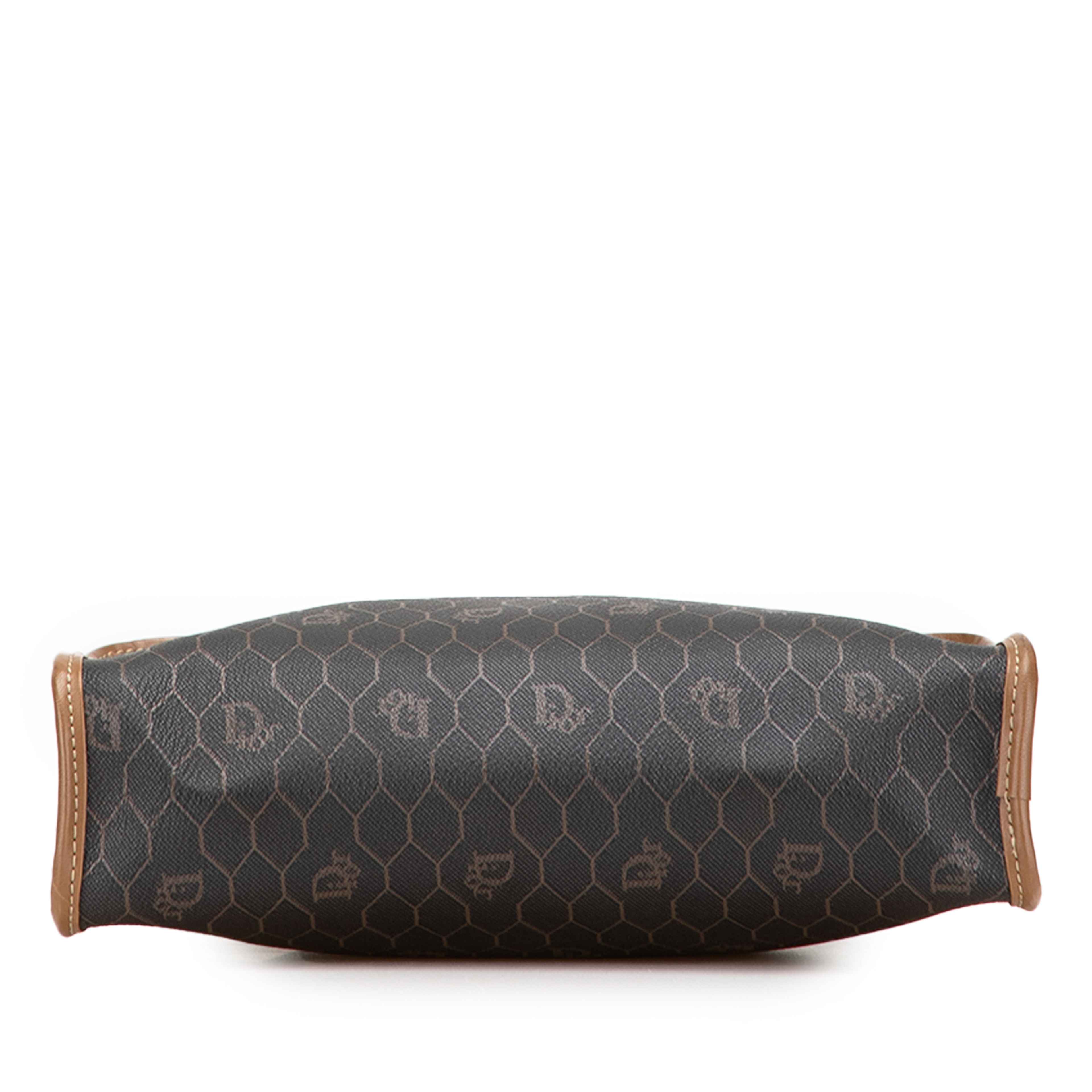 Dior Honeycomb Coated Canvas Clutch, från Luxclusif, i färgen black. Klicka för att öppna bilden i stort format
