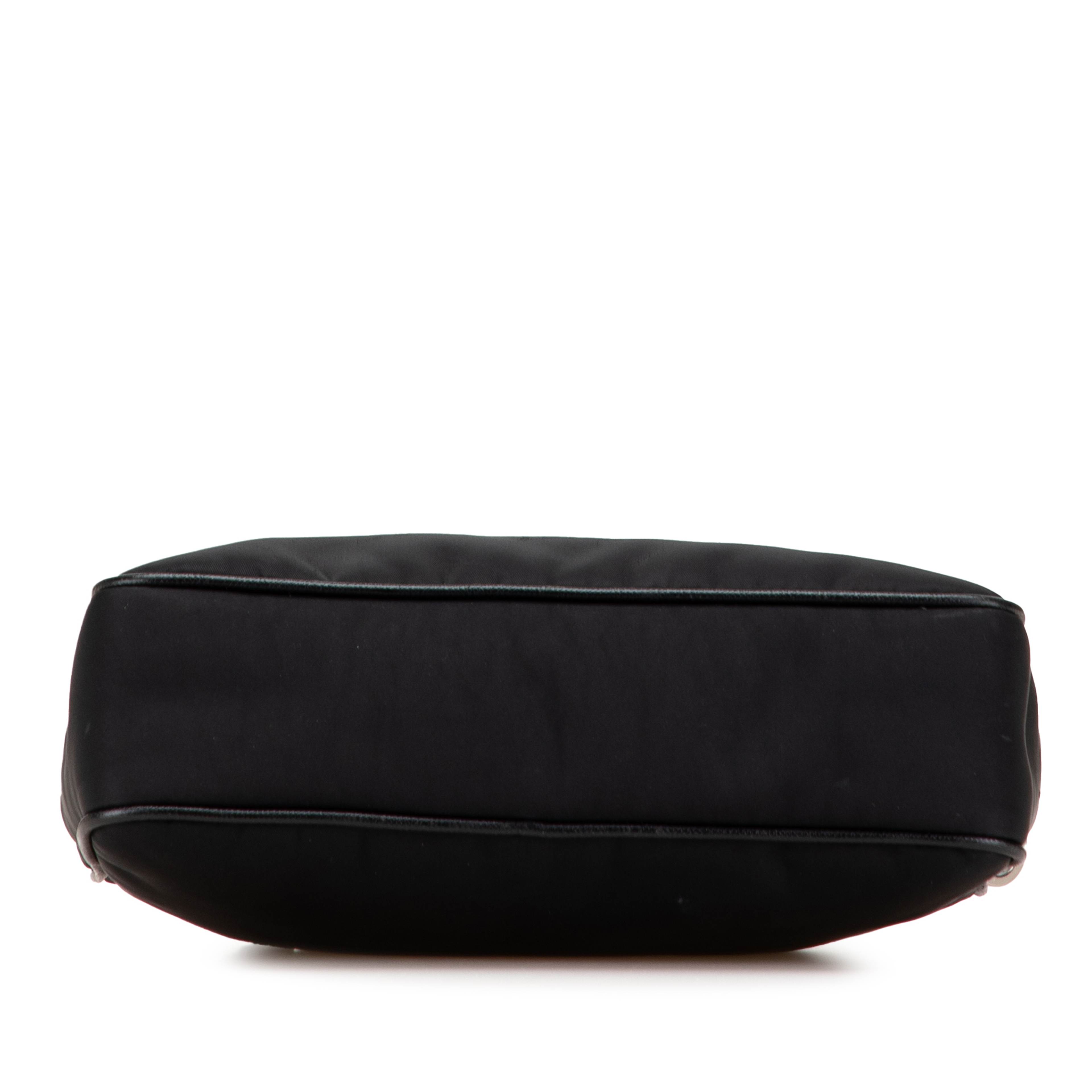 Prada Saffiano Trimmed Re Nylon Zip Top Crossbody, från Luxclusif, i färgen black. Klicka för att öppna bilden i stort format