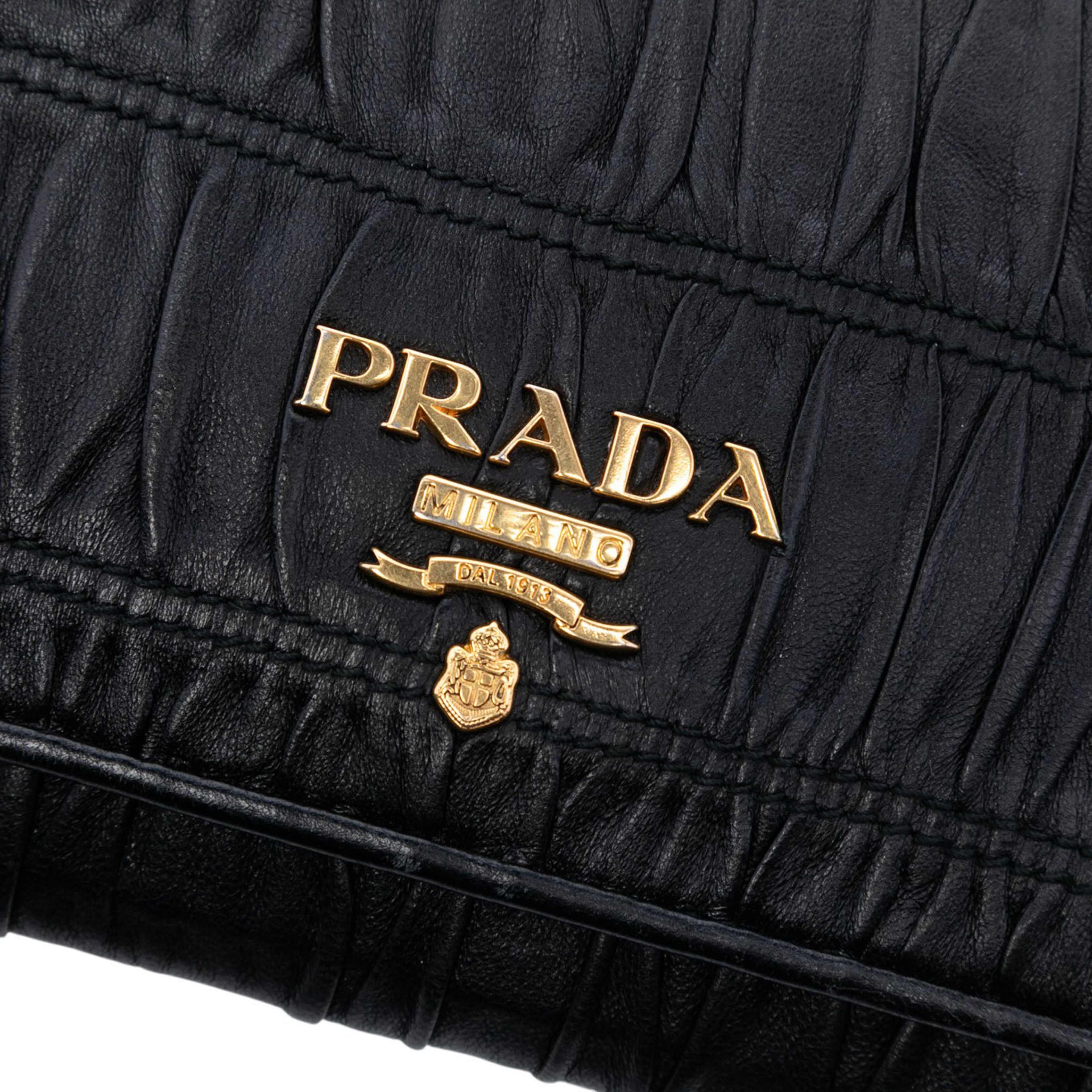 Prada Nappa Gaufre Wallet On Chain, från Luxclusif, i färgen black. Klicka för att öppna bilden i stort format