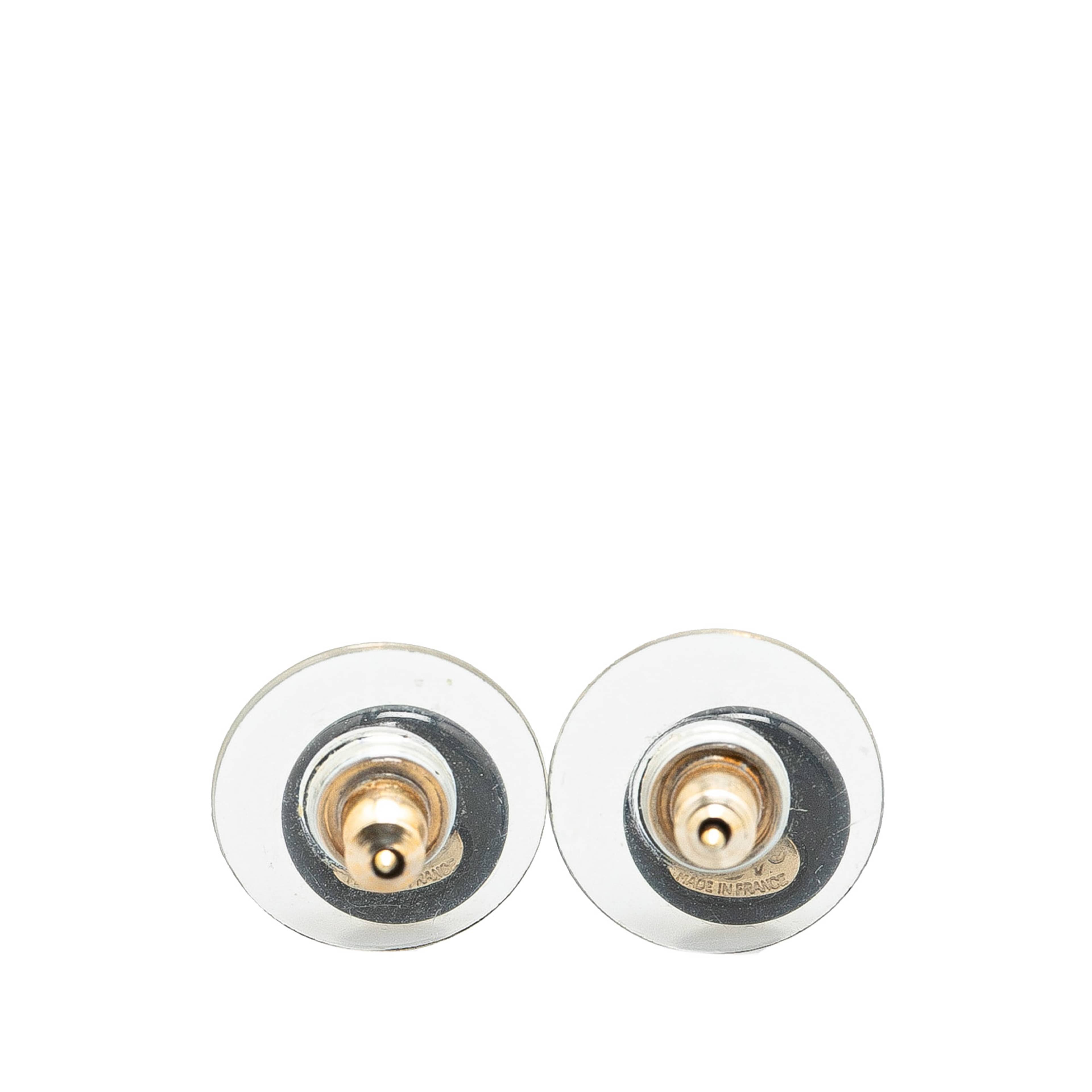 Chanel Resin Cc Button Push Back Earrings, från Luxclusif, i färgen svart. Klicka för att öppna bilden i stort format