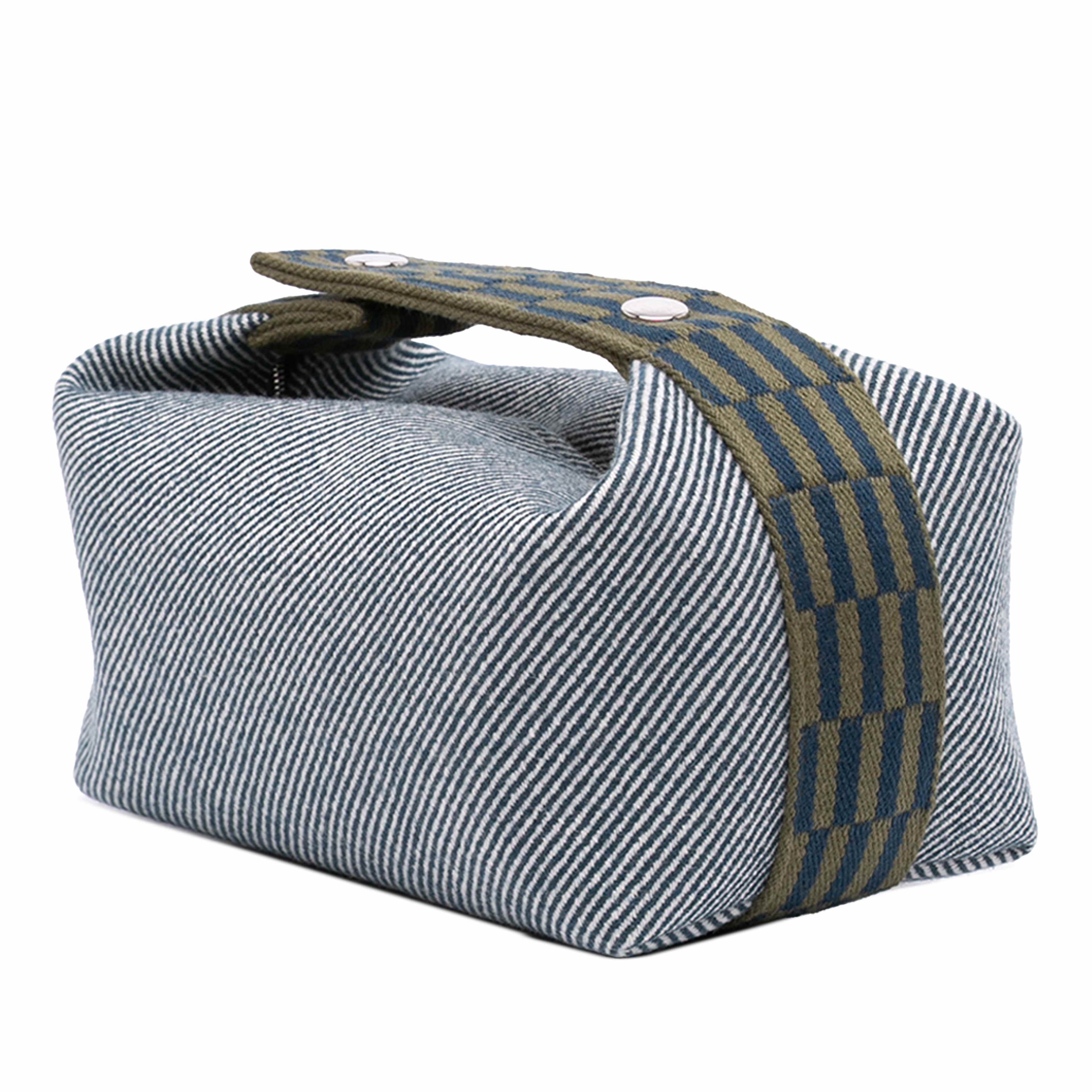 Hermès Small Wool Bride A Brac H Natte Case, från Luxclusif, i färgen blå. Klicka för att öppna bilden i stort format