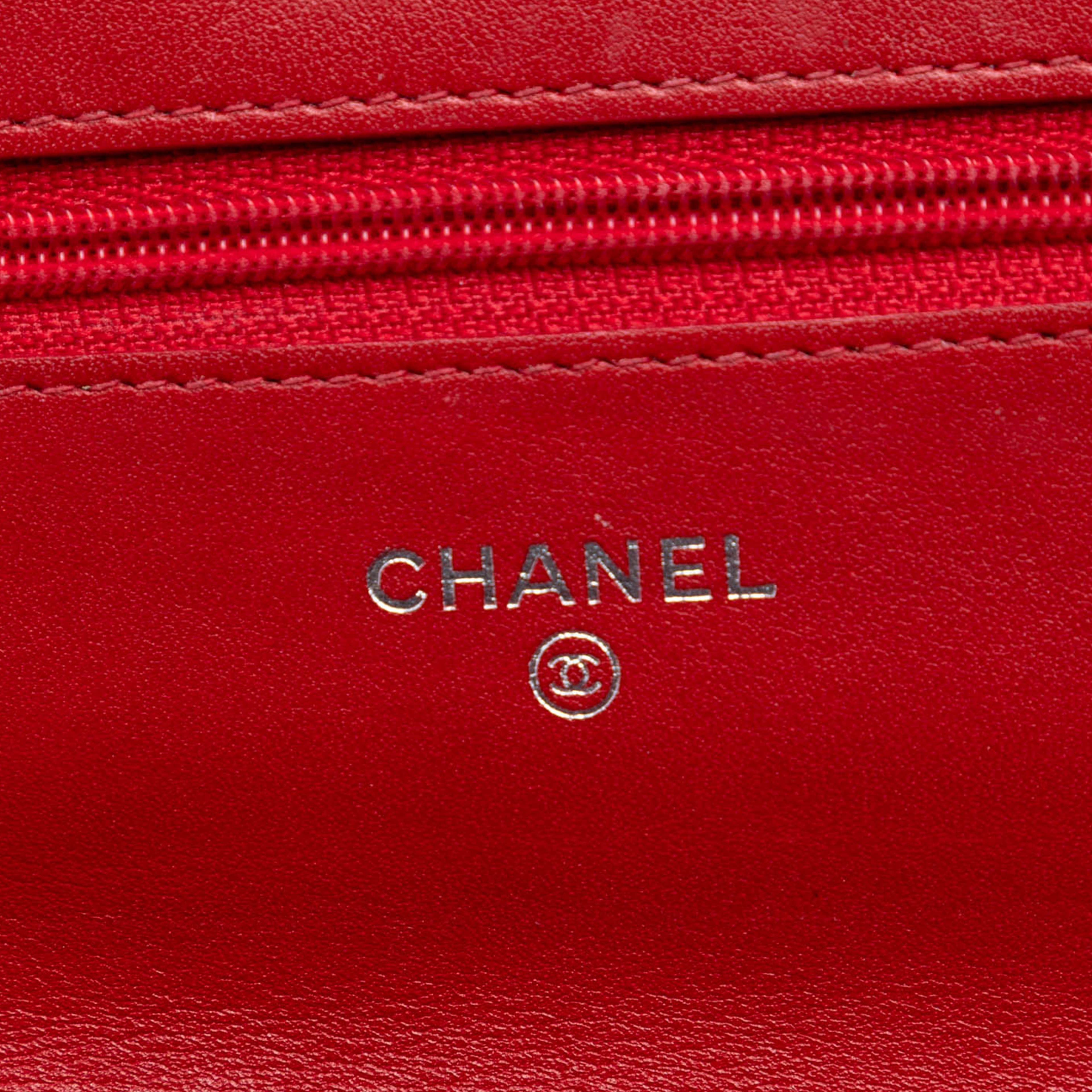 Chanel Cc Embossed Patent Camellia Wallet On Chain, från Luxclusif, i färgen red. Klicka för att öppna bilden i stort format