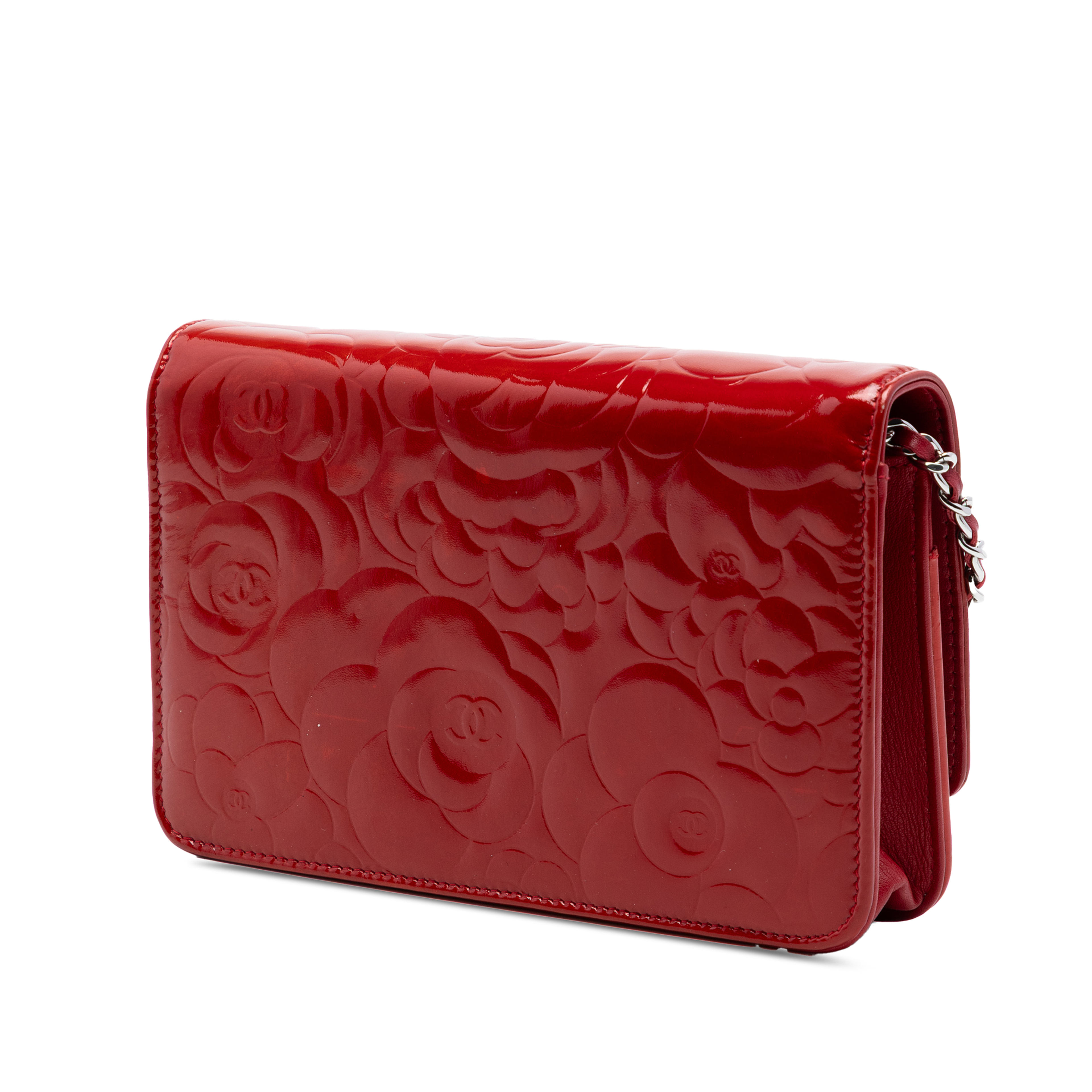 Chanel Cc Embossed Patent Camellia Wallet On Chain, från Luxclusif, i färgen röd. Klicka för att öppna bilden i stort format