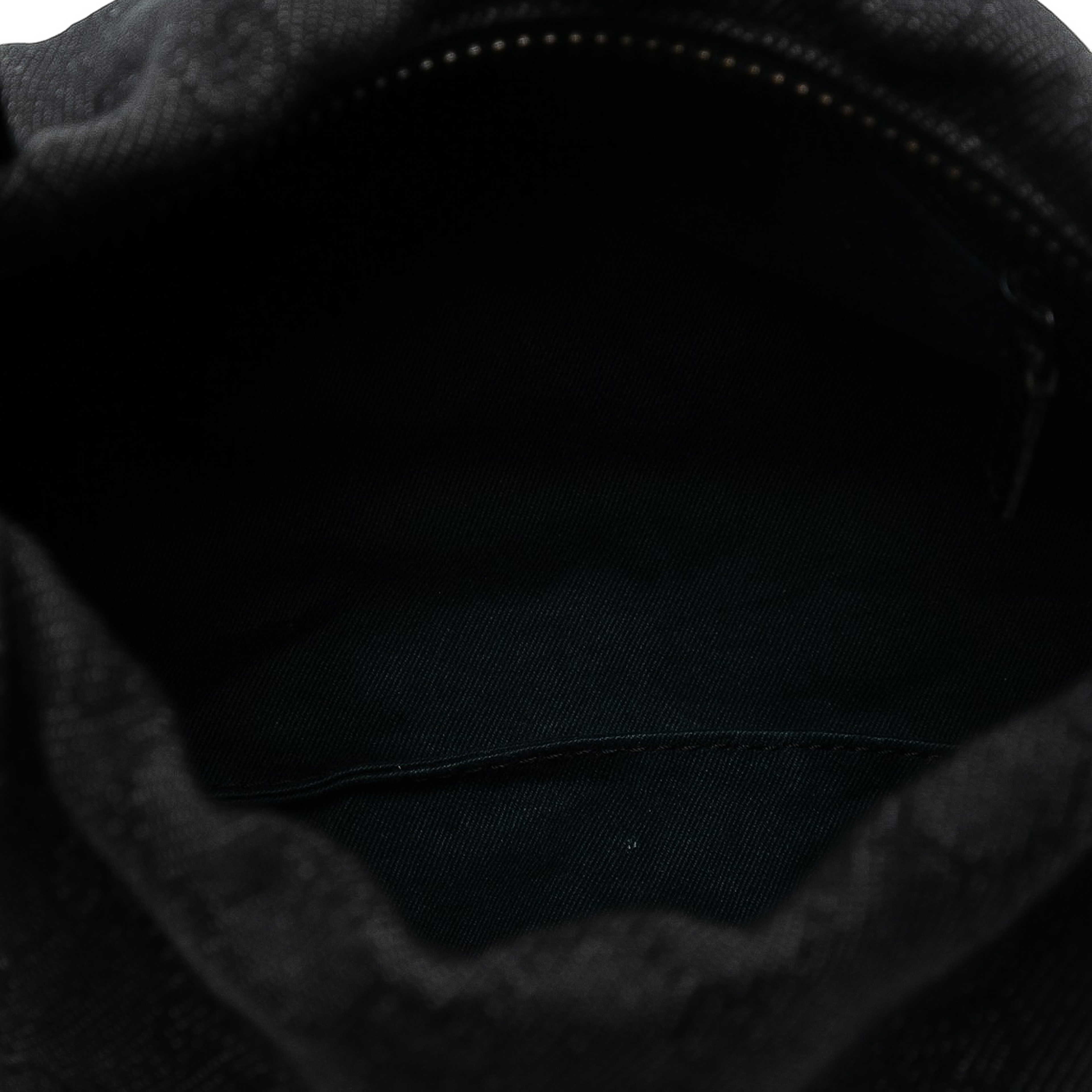 Gucci Gg Denim Handbag, från Luxclusif, i färgen black. Klicka för att öppna bilden i stort format