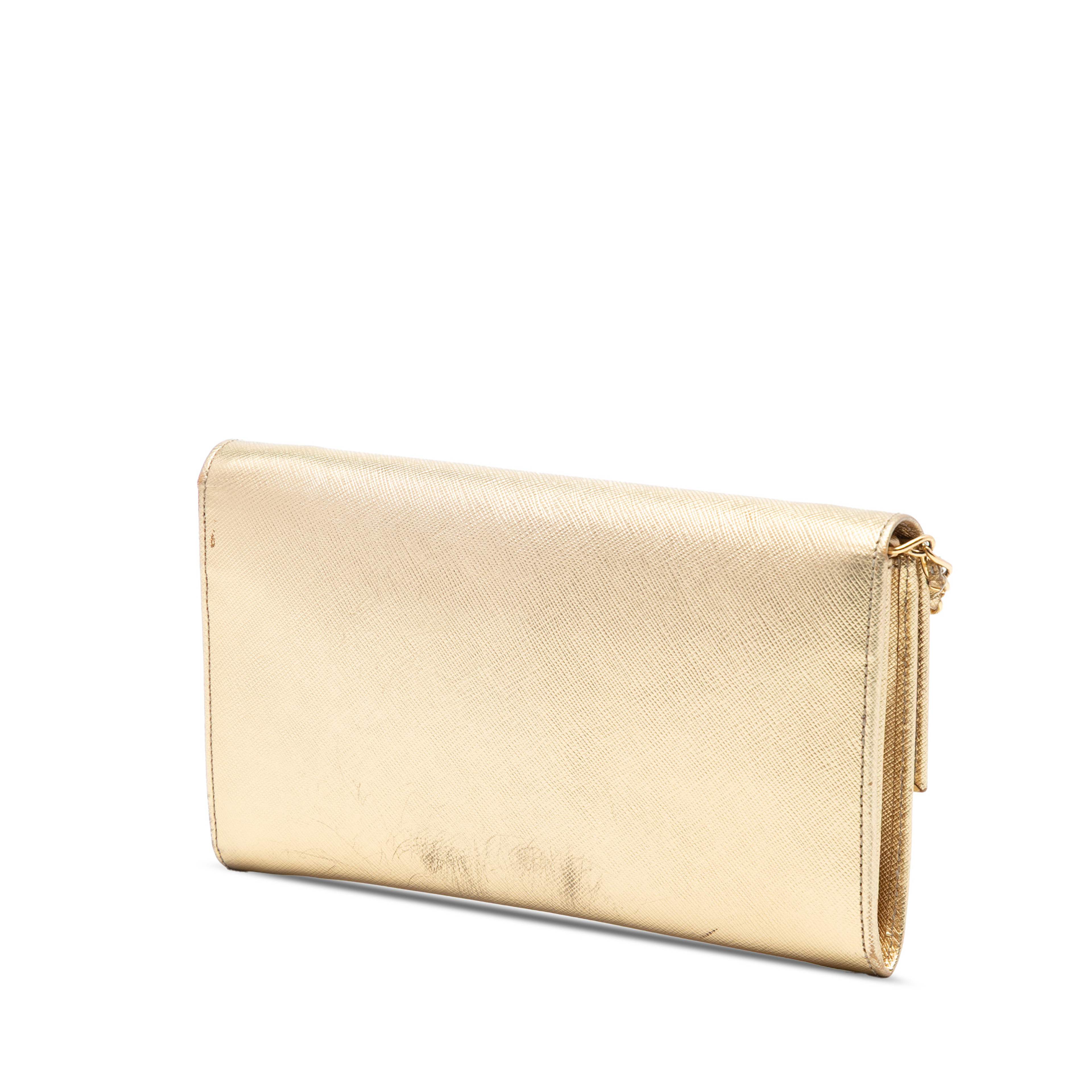 Prada Saffiano Sound Lock Wallet On Chain, från Luxclusif, i färgen gold. Klicka för att öppna bilden i stort format